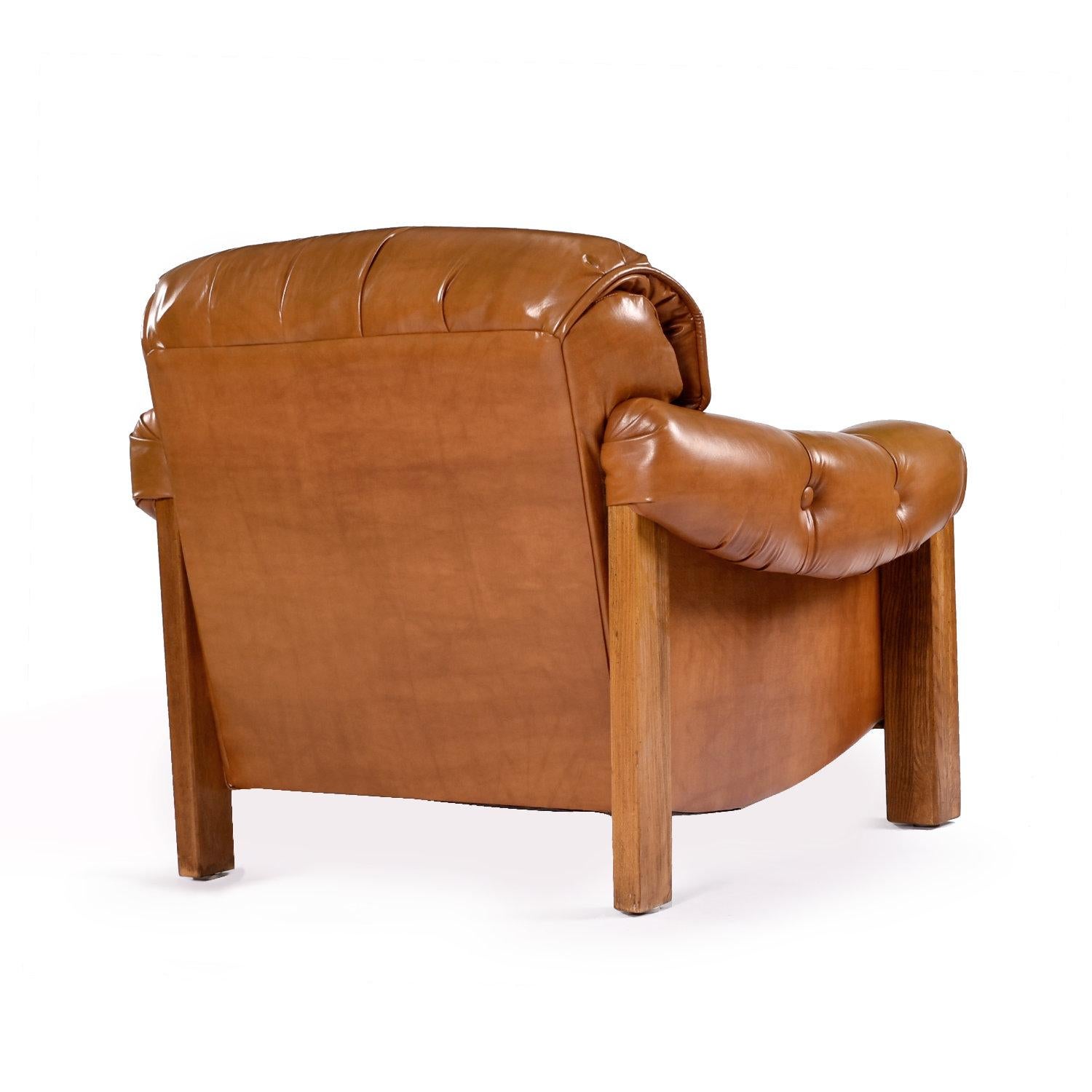 Paar Vintage 1970s Reichlich Butterscotch Brown und Oak Tufted Club Chairs (amerikanisch) im Angebot