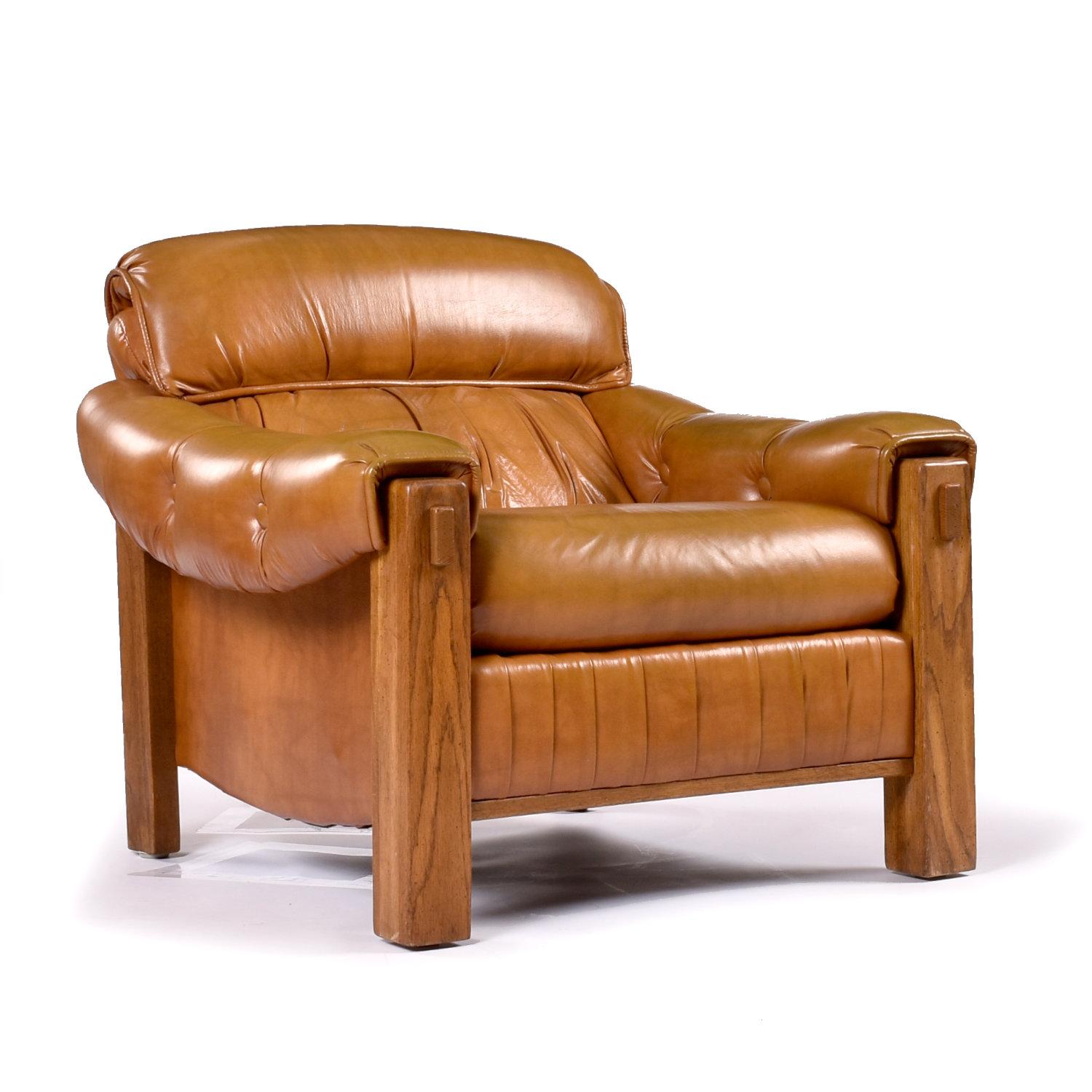 Pair of Vintage 1970s Ample Butterscotch Brown and Oak Tufted Club Chairs In Good Condition For Sale In Chattanooga, TN