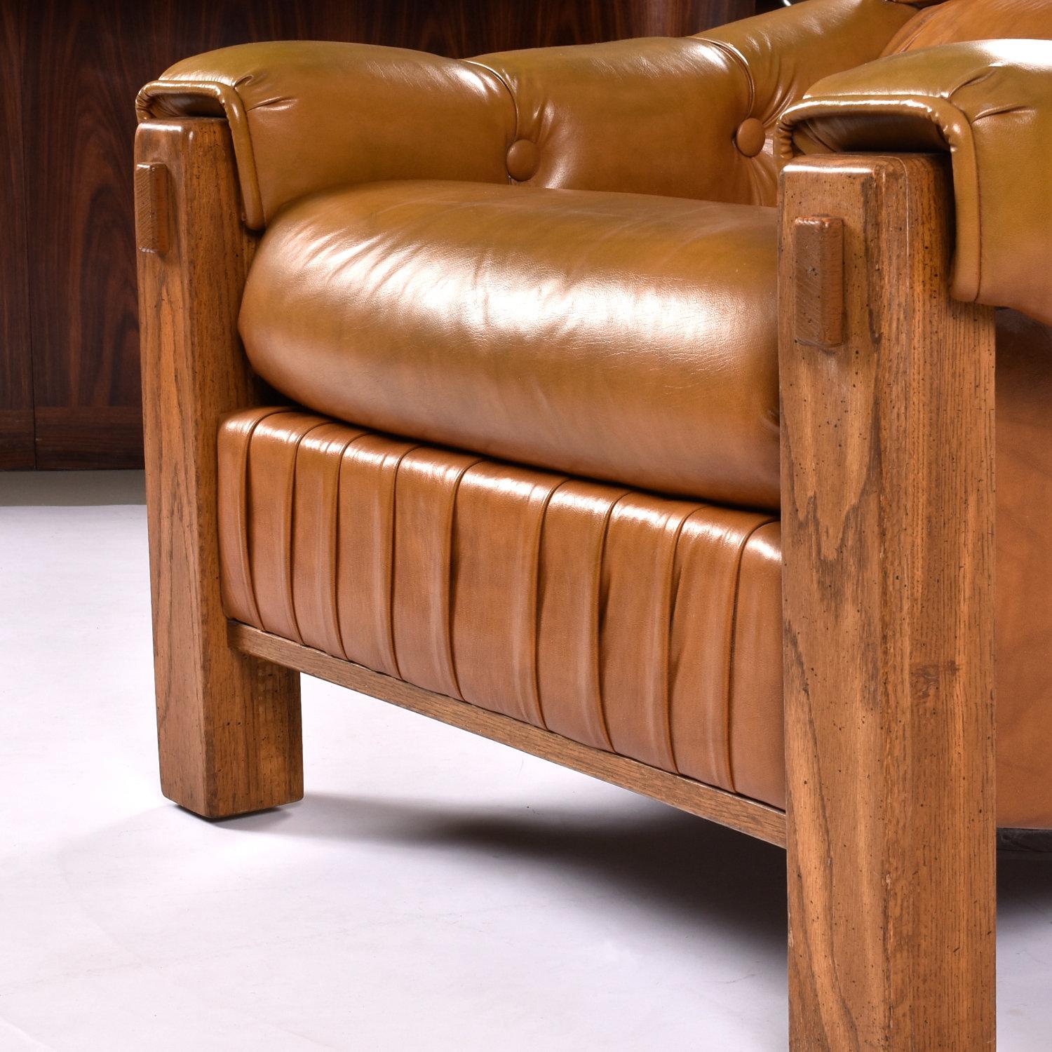 Paar Vintage 1970s Reichlich Butterscotch Brown und Oak Tufted Club Chairs (Eichenholz) im Angebot