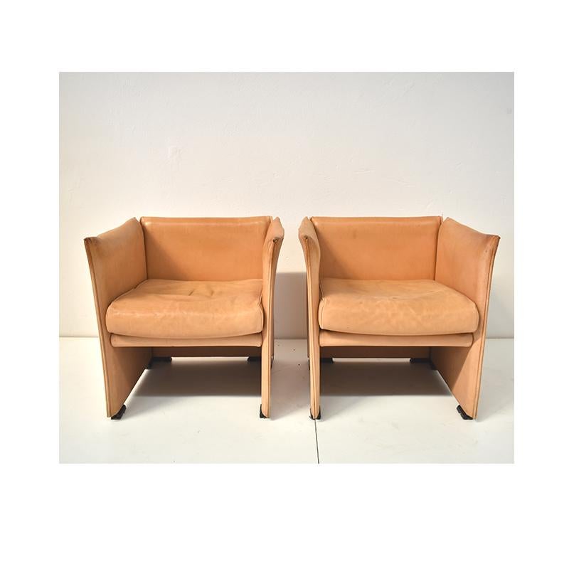 Pair of vintage 1970s armchairs, Italian manufacture, design by Mario Bellini, Cassina production.
The armchair has an orange leather upholstery
Vintage design in good condition.