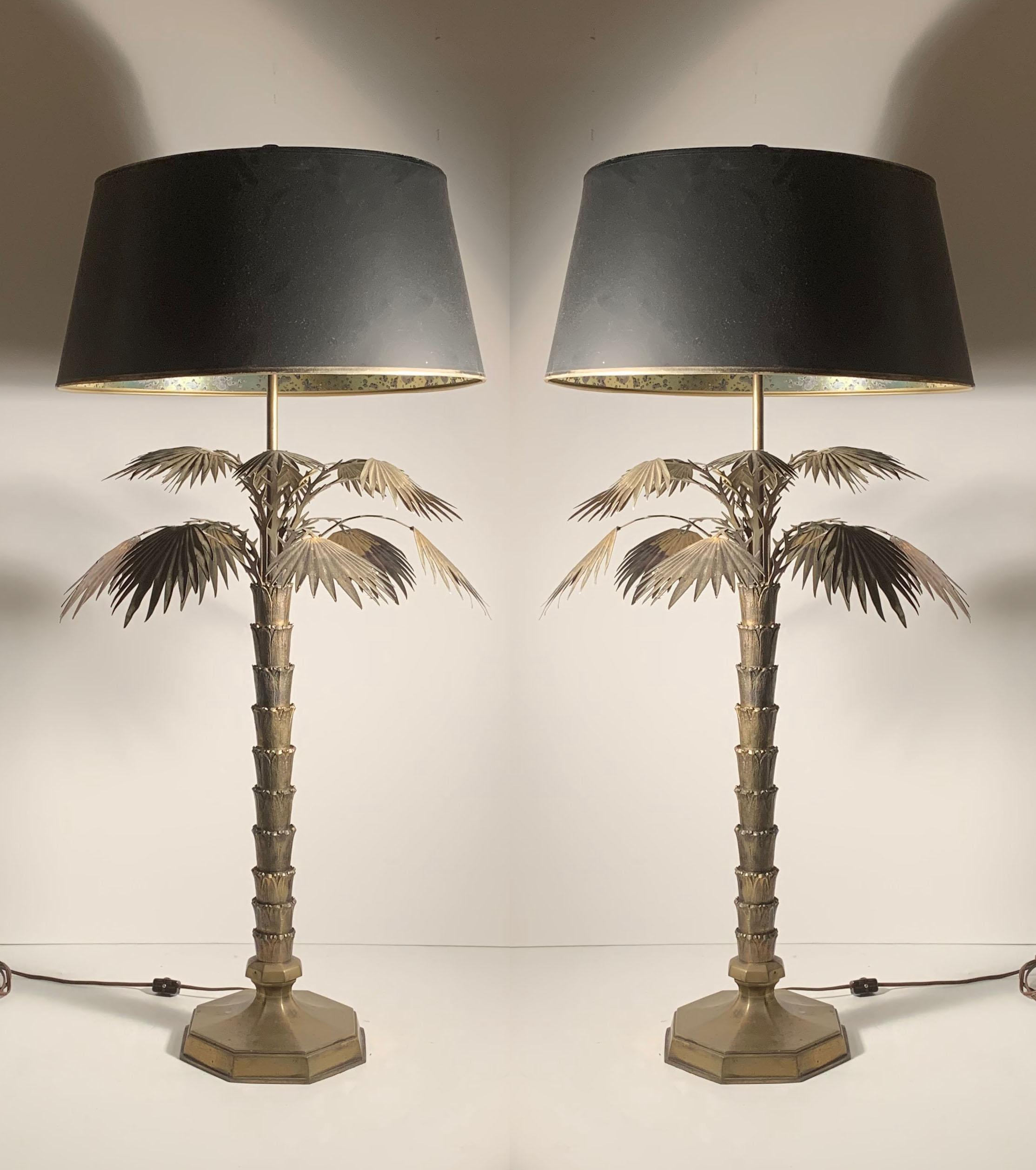 Ein Paar Messinglampen von Chapman Palm aus den 1970er Jahren.

Wird mit 2 Schirmen geliefert. 1 von ihnen hat einen Metalldiffusor als auch auf der Oberseite.