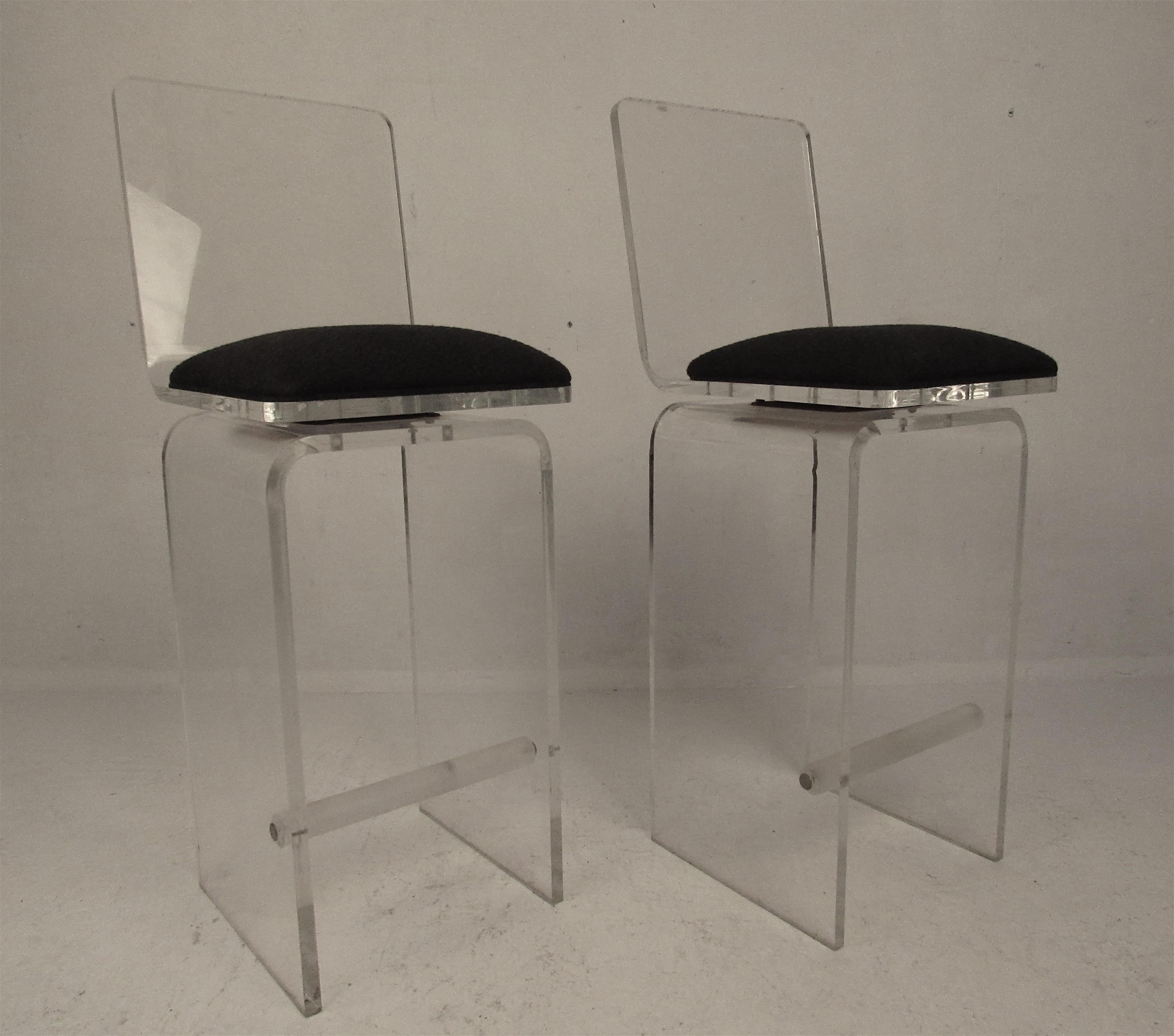 Pair of Vintage 1970s Lucite Swivel Bar Stools In Good Condition In Brooklyn, NY