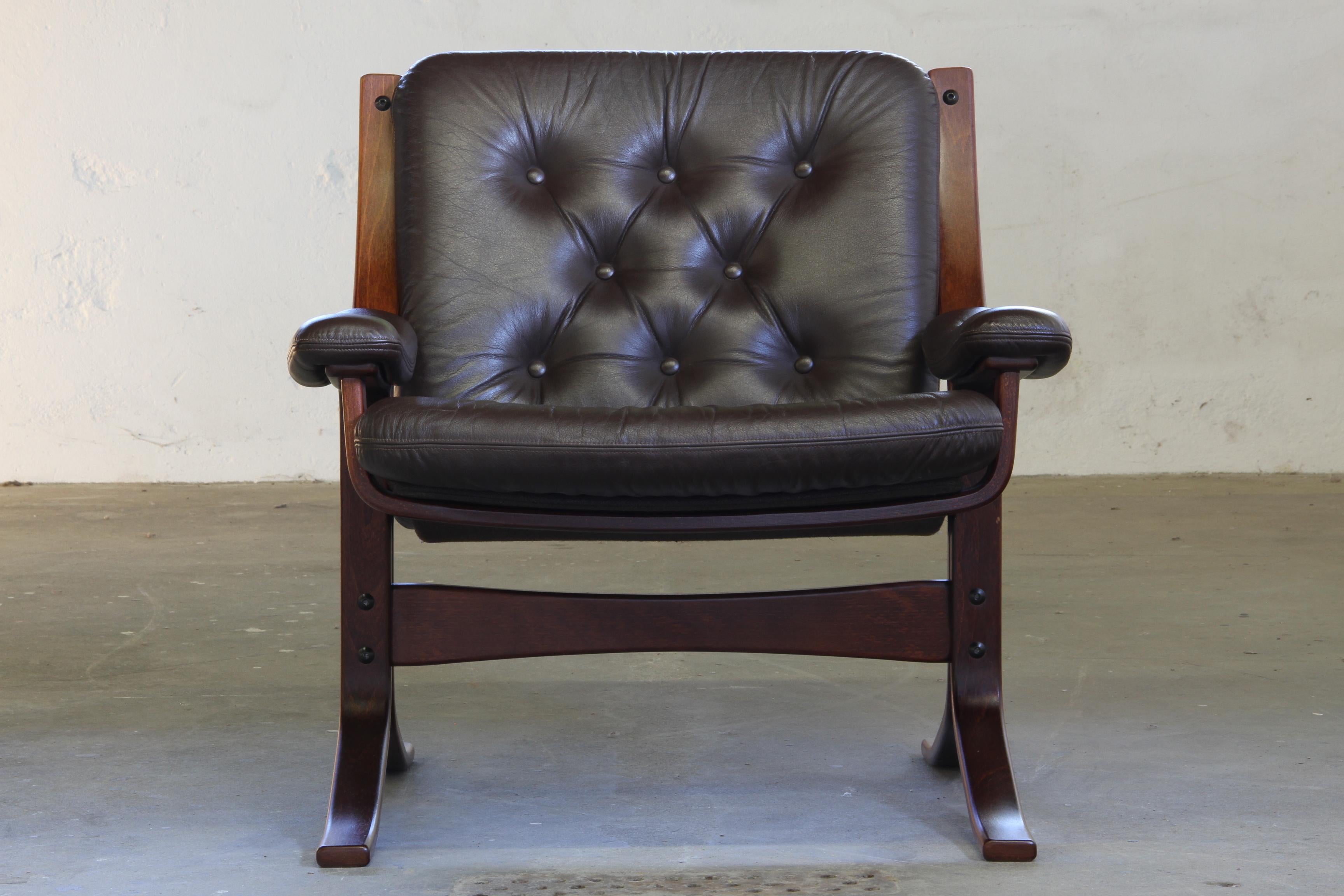 This fabulous pair of 1970s Norwegian modern lounge chairs, attributed to Jon Hjortdal and produced by Velledalen, represents an example of Scandinavian craftsmanship and organic modern design. Sculptural, refined, and beautifully proportioned,