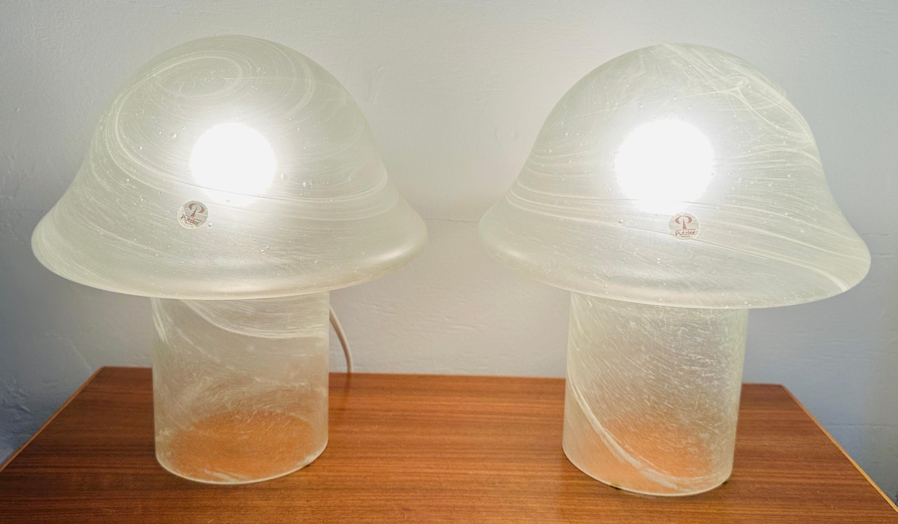 Paire de lampes de table allemandes Peill & Whiting des années 1970, en forme de champignon, en verre gris opaque avec des volutes tourbillonnantes de verre blanc.  Les lampes sont fabriquées à partir d'une seule pièce de verre formé qui est lisse,