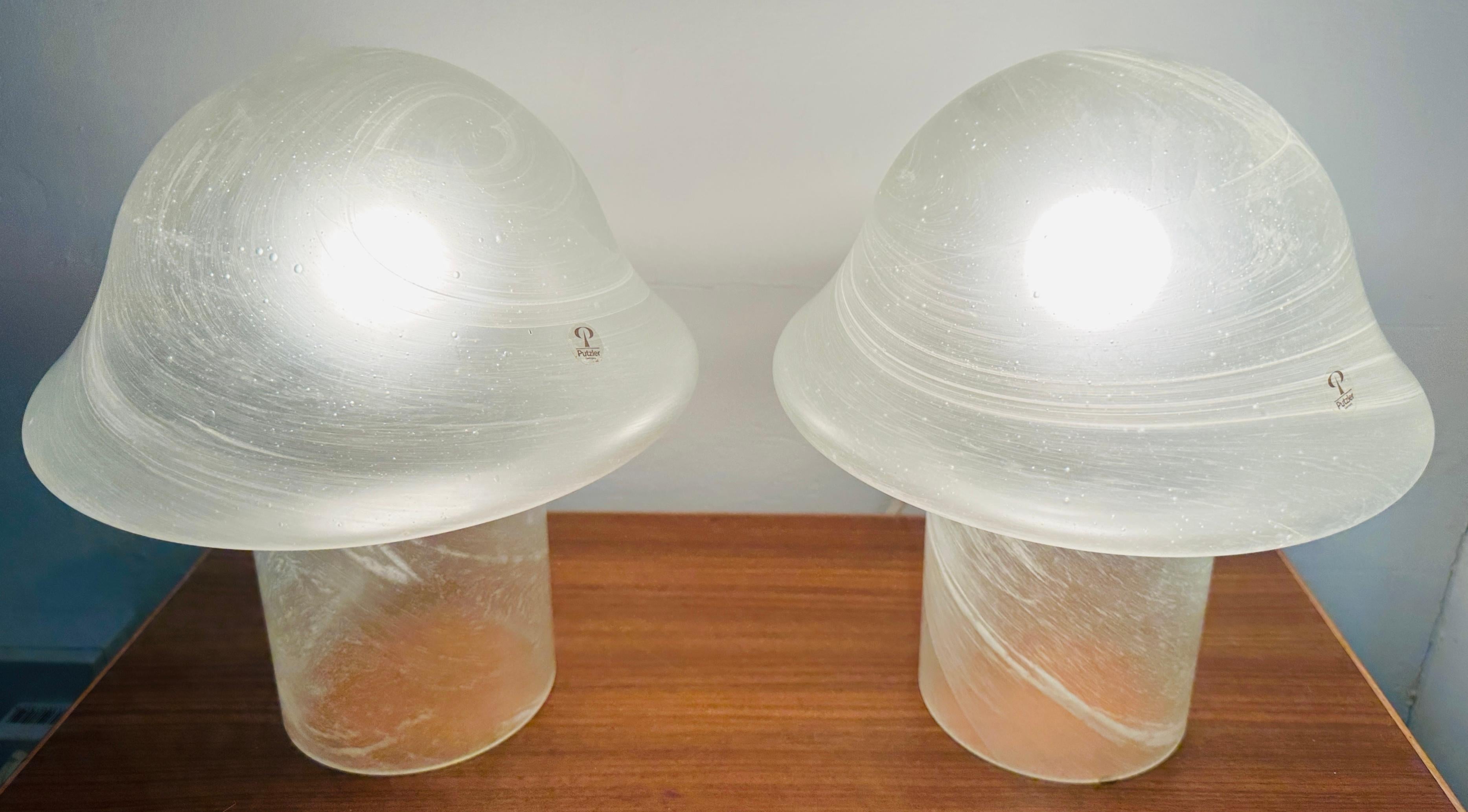 Ère spatiale Paire de lampes de table champignons grises et tourbillonnantes Peill & Putzler des années 1970 en vente