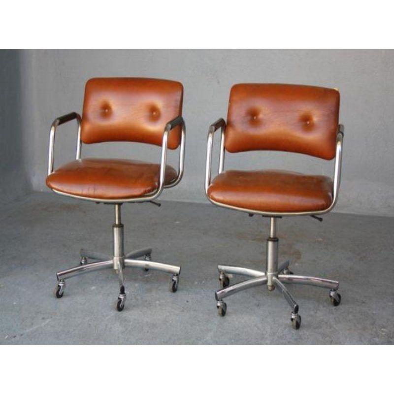 Pair of vintage 1970 tubular armchairs, height 90/70 cm adjustable for a width of 59 cm and a depth of 52 cm.

Additional information
Style: Vintage 1970
Material: Leather & skai, metal & wrought iron.
