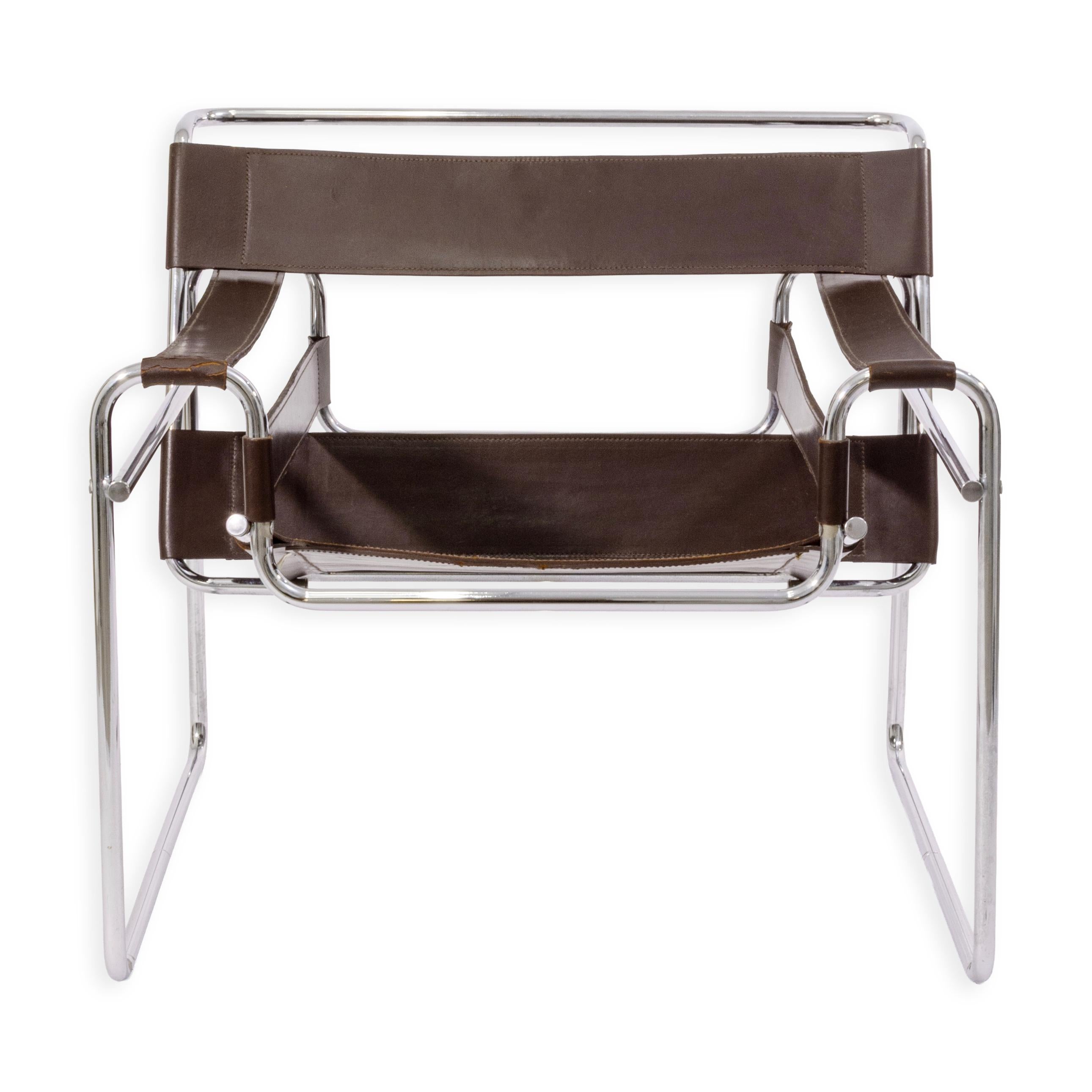 Este llamativo par de sillas vintage estilo Wassily de los años 70 muestra el elegante diseño que se ha convertido en un icono del mobiliario moderno. Cada silla presenta un armazón tubular de cromo pulido de líneas esculturales, combinado con