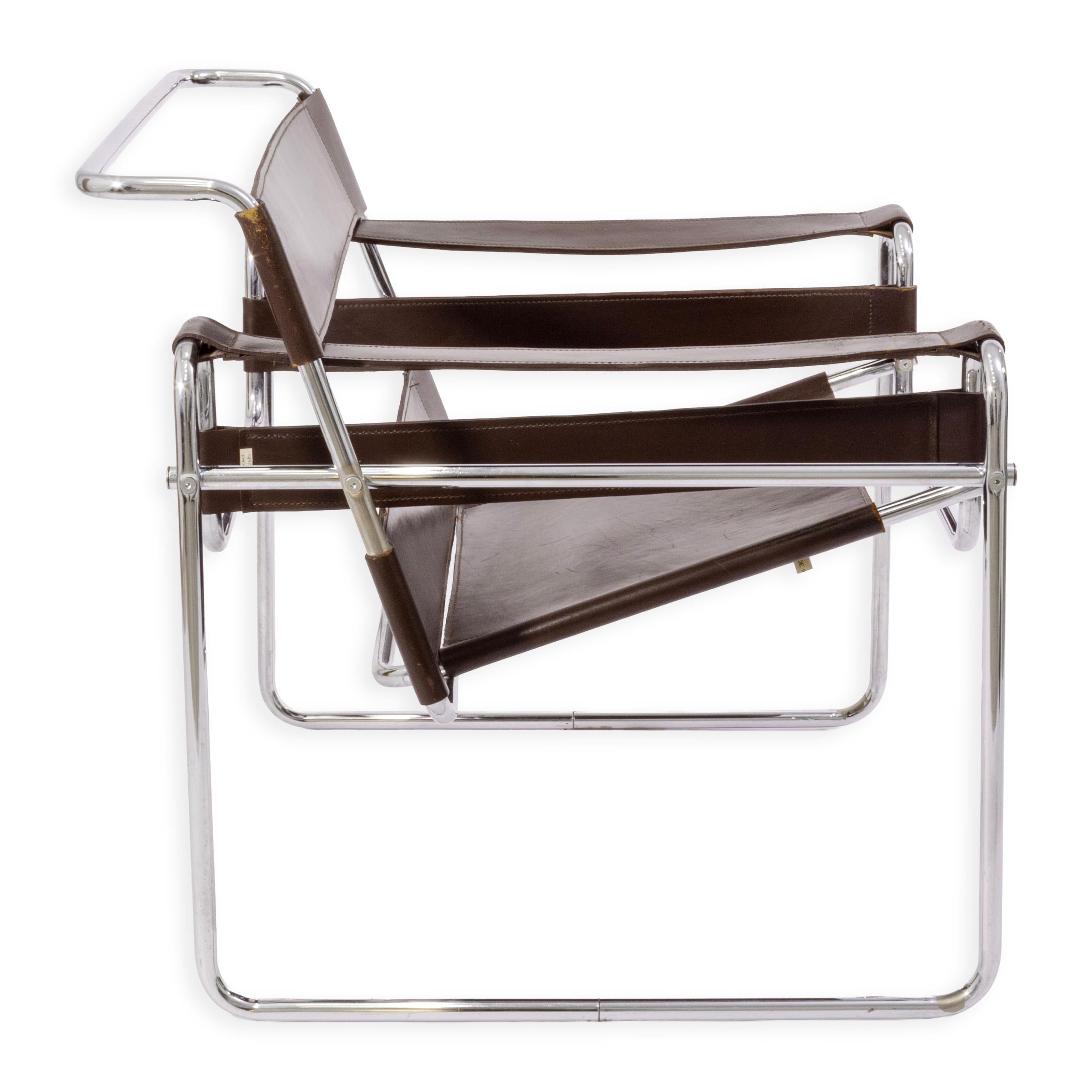 Pareja de sillones vintage de los años 70 estilo Wassily de cuero marrón chocolate y cromados Surcoreano en venta