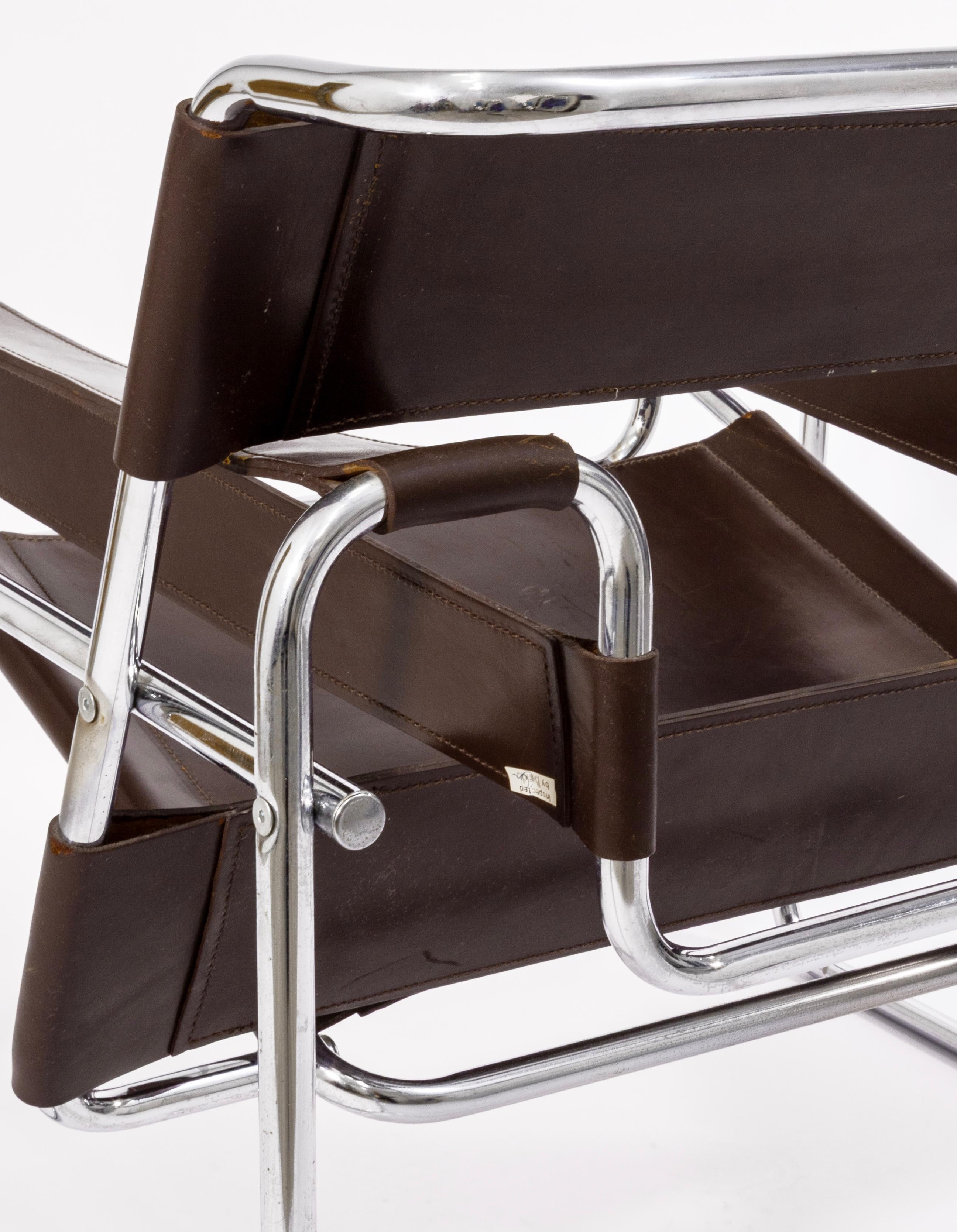 Pareja de sillones vintage de los años 70 estilo Wassily de cuero marrón chocolate y cromados siglo XX en venta