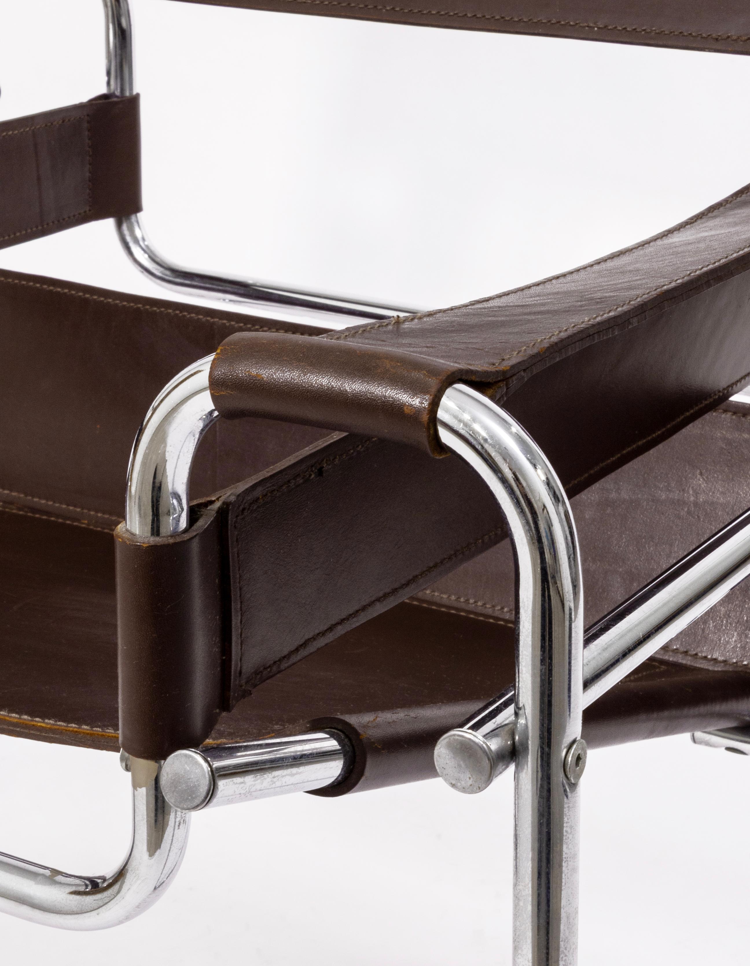 Pareja de sillones vintage de los años 70 estilo Wassily de cuero marrón chocolate y cromados Cuero en venta