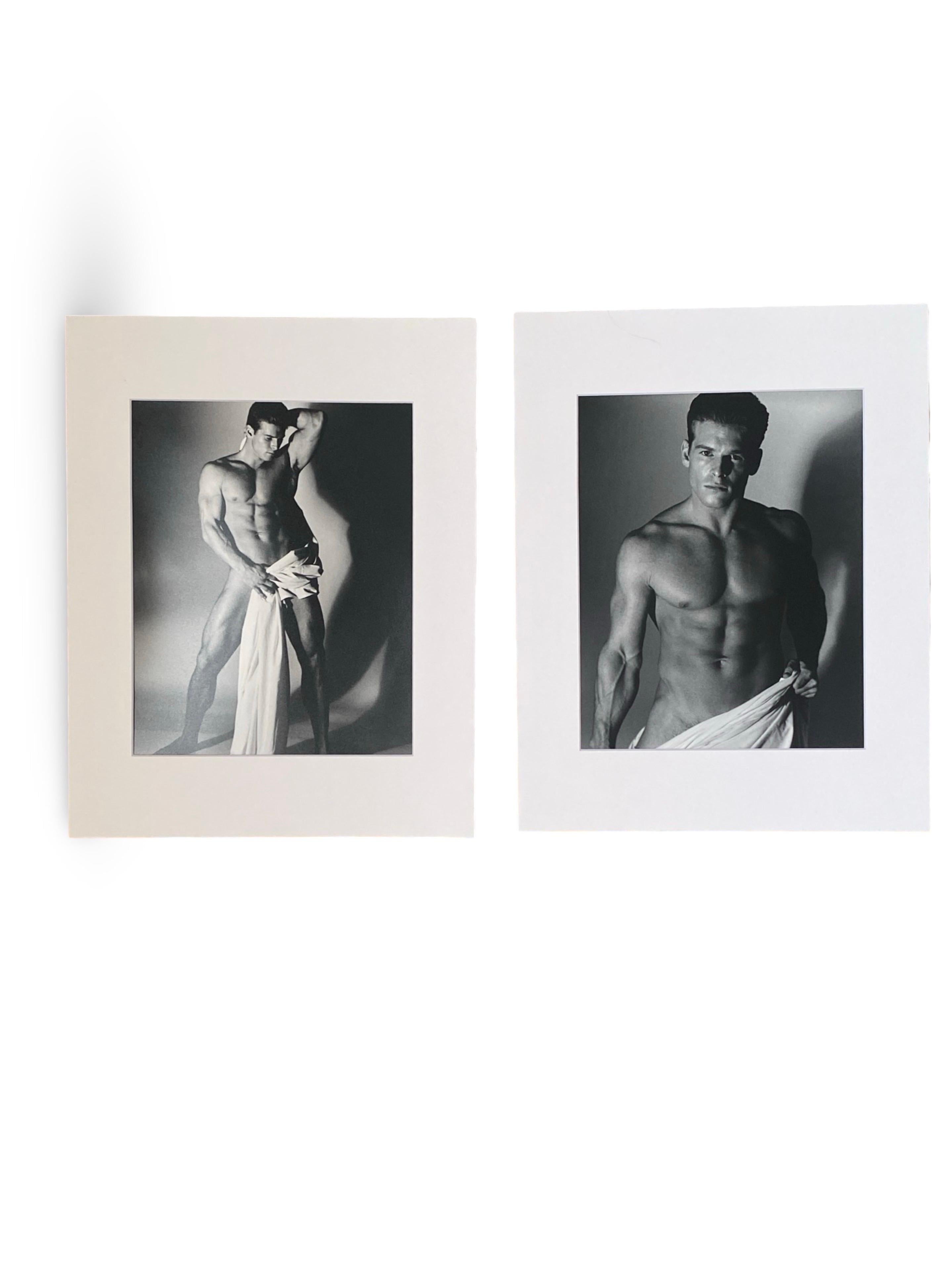 Nous collectionnons des photographies originales vintage de Male Physique depuis les années 80. Beaucoup de grands photographes ont travaillé dans les années 80 et 90 et nous avons adoré collectionner des photographes très talentueux mais pas aussi