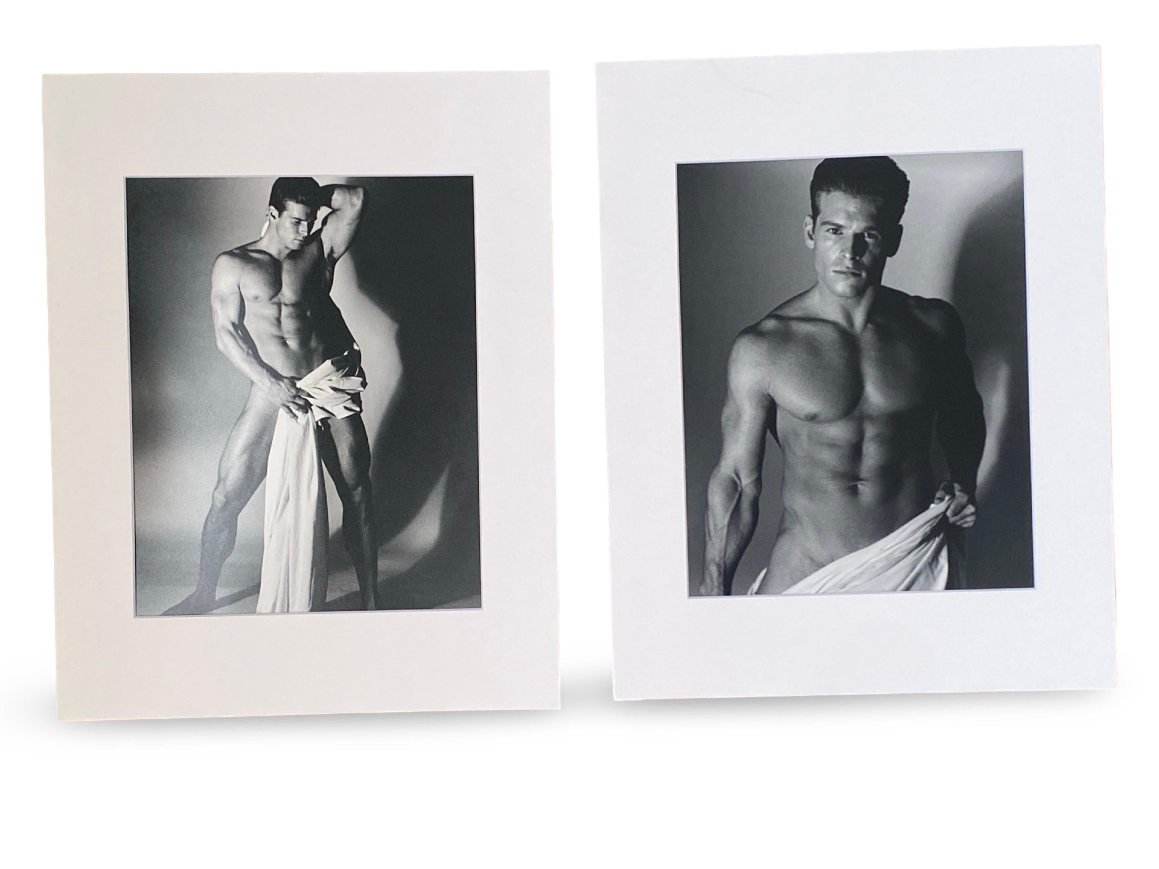 Mid-Century Modern Paire de photos d'origine en noir et blanc de modèles et d'acteurs, datant des années 1990 et portant sur le physique masculin. en vente