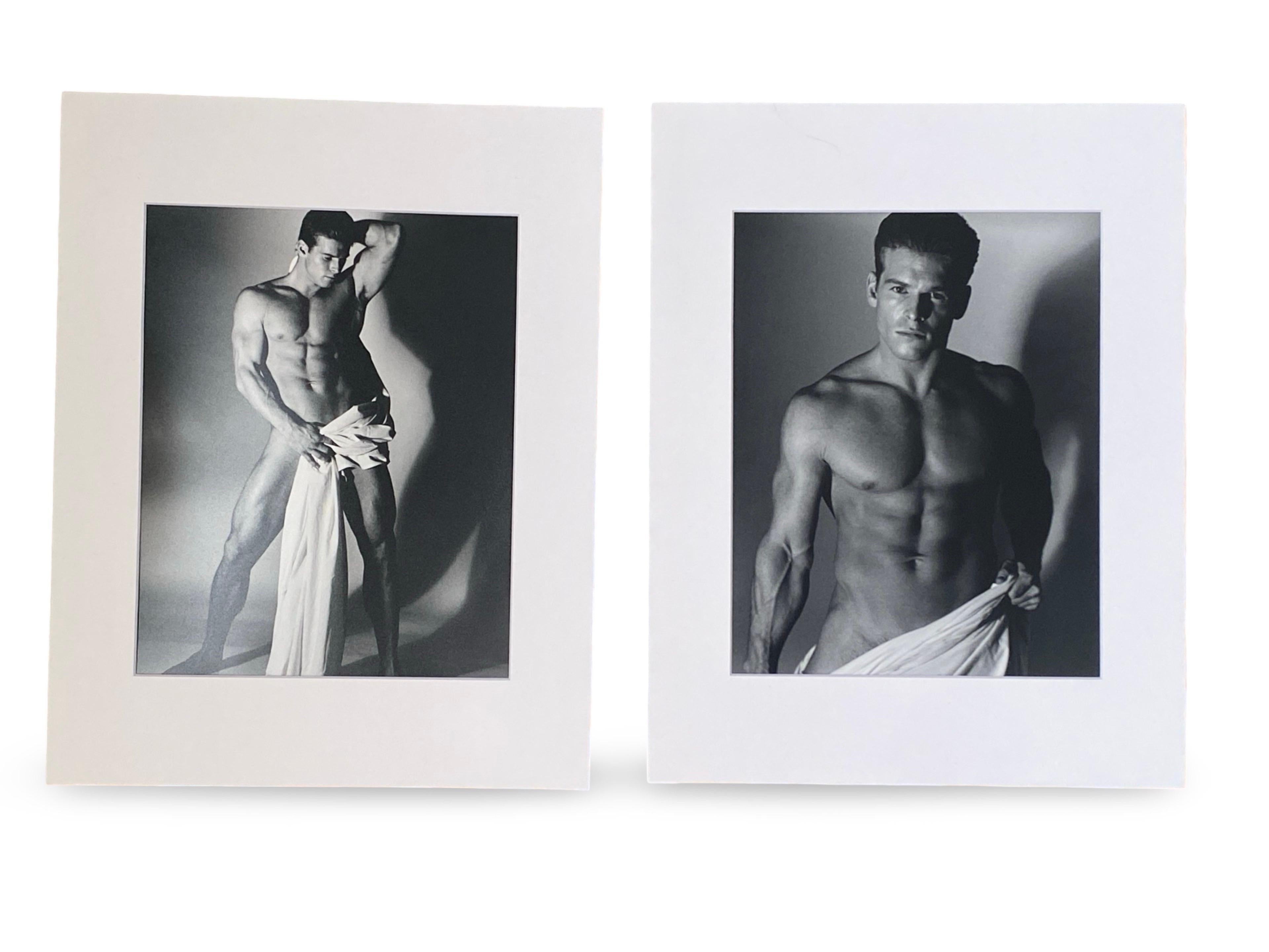 Américain Paire de photos d'origine en noir et blanc de modèles et d'acteurs, datant des années 1990 et portant sur le physique masculin. en vente