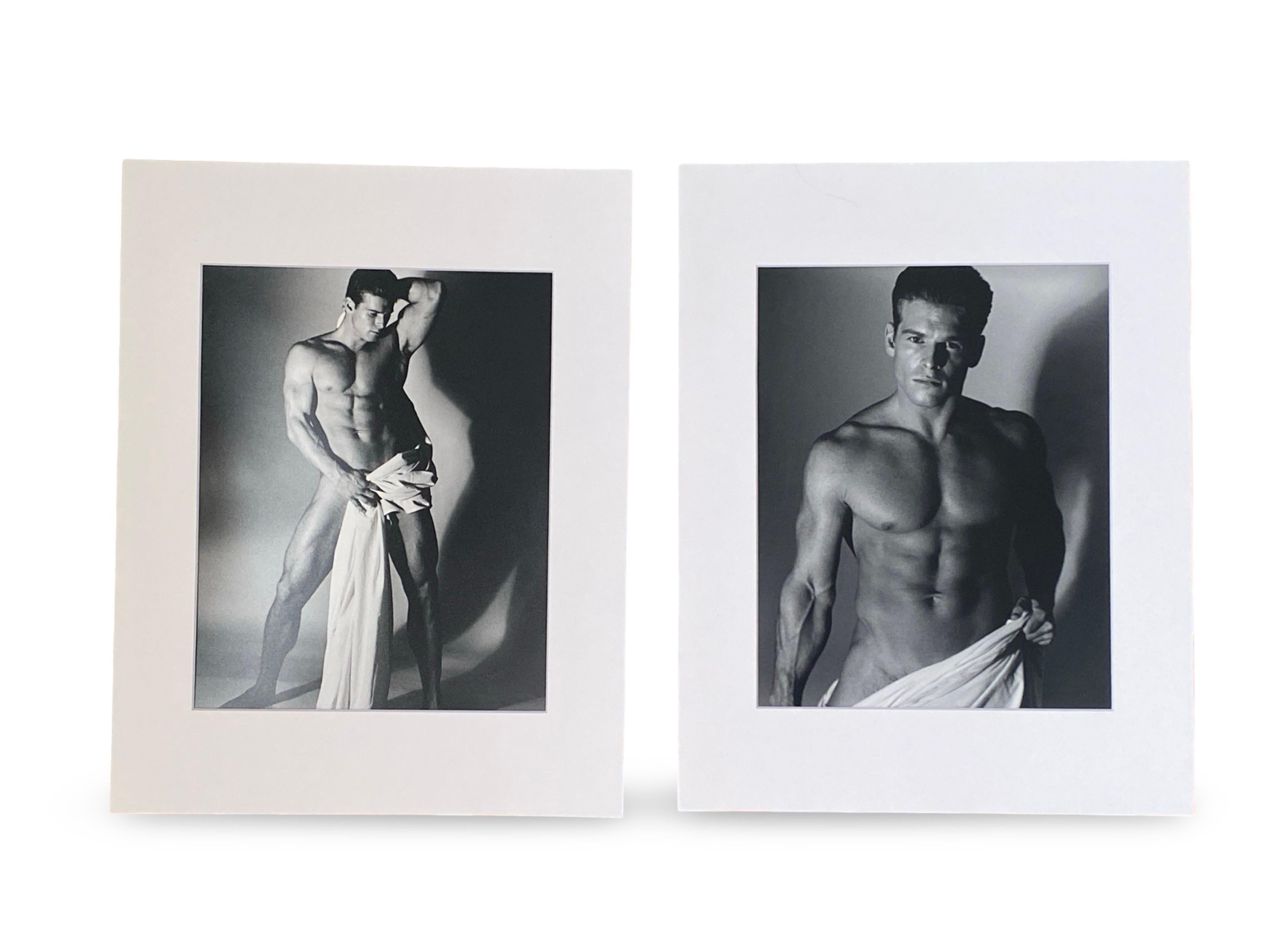Paire de photos d'origine en noir et blanc de modèles et d'acteurs, datant des années 1990 et portant sur le physique masculin. Bon état - En vente à Palm Springs, CA