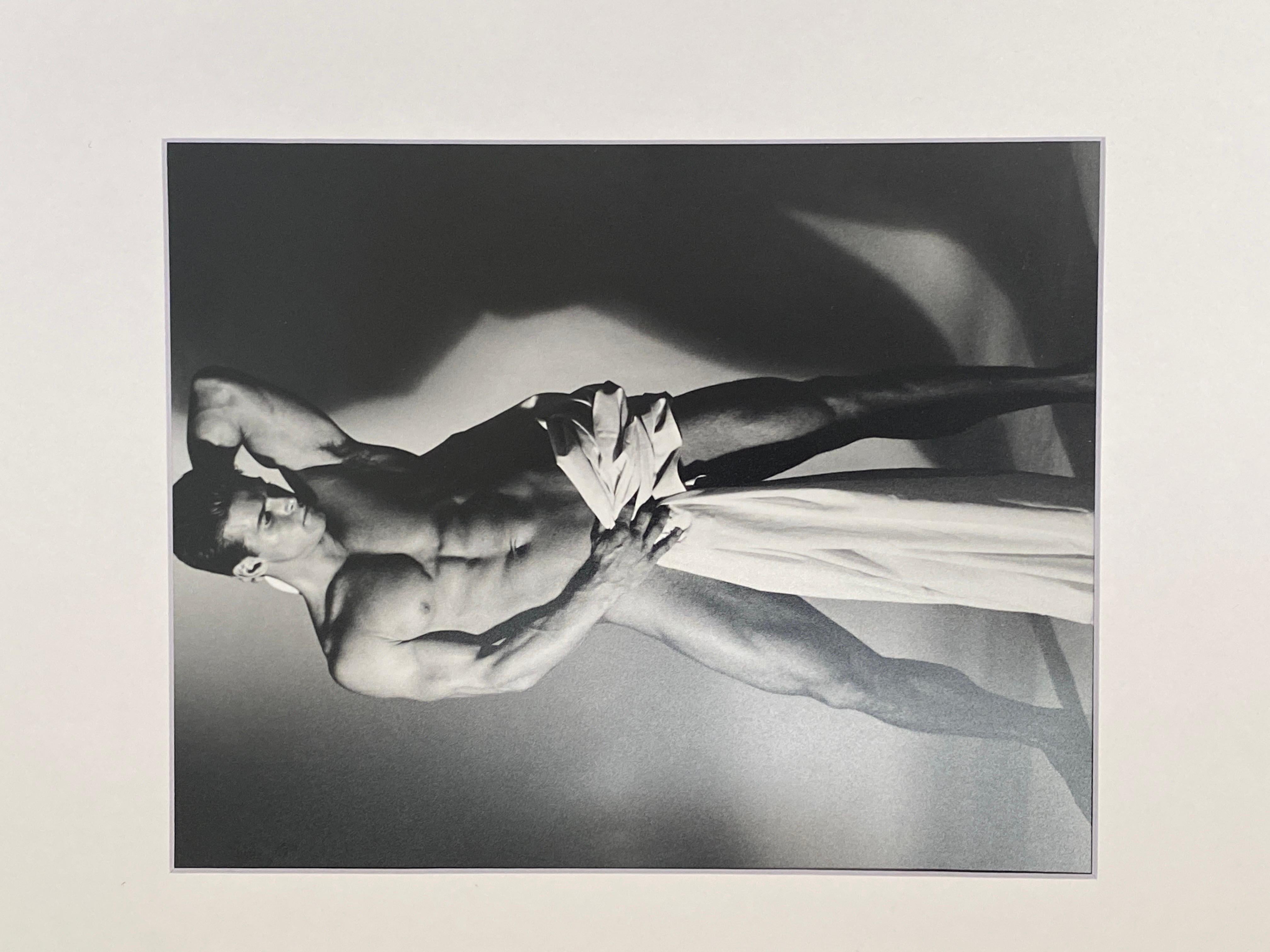 Fin du 20e siècle Paire de photos d'origine en noir et blanc de modèles et d'acteurs, datant des années 1990 et portant sur le physique masculin. en vente