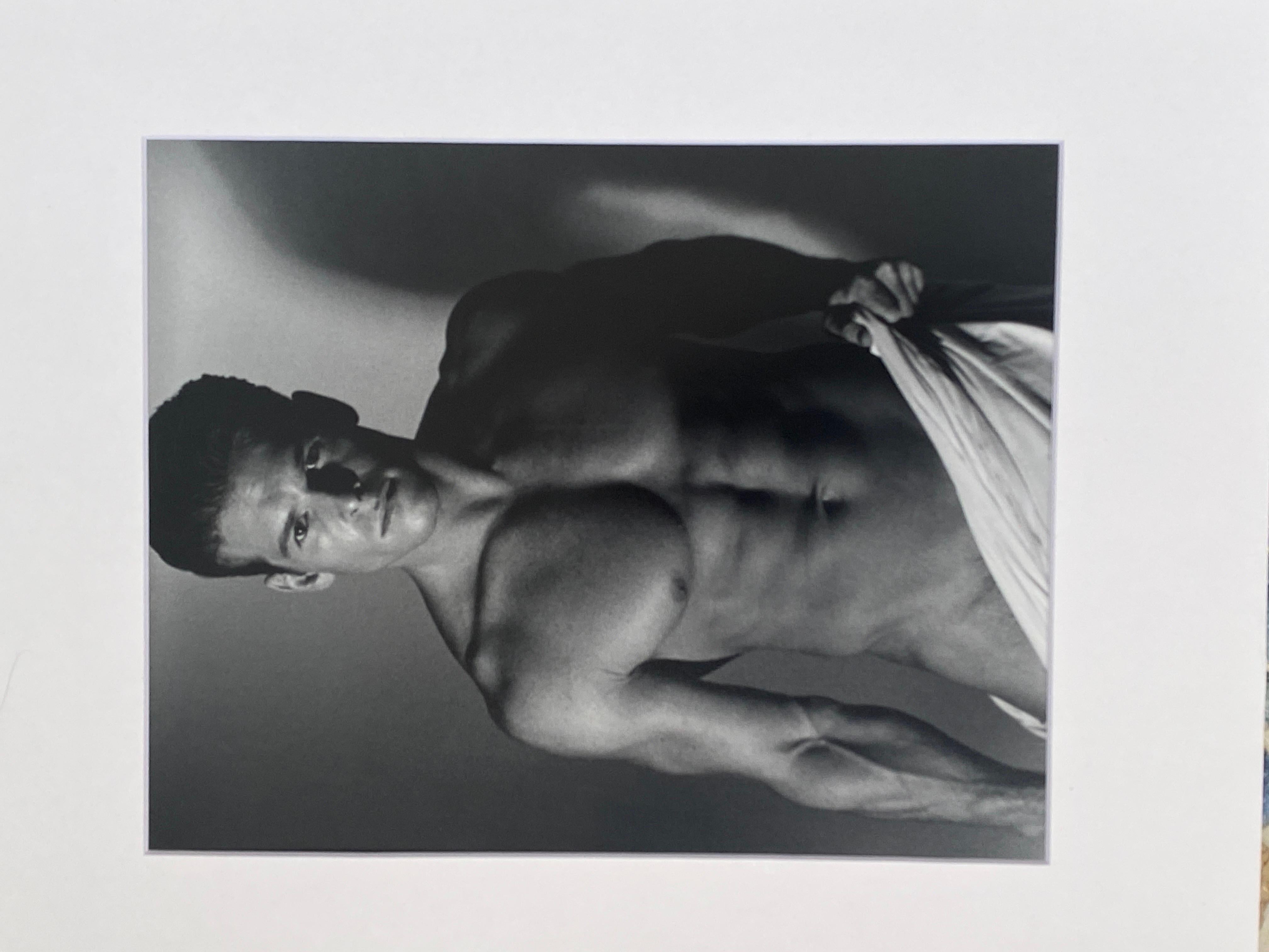 Papier Paire de photos d'origine en noir et blanc de modèles et d'acteurs, datant des années 1990 et portant sur le physique masculin. en vente