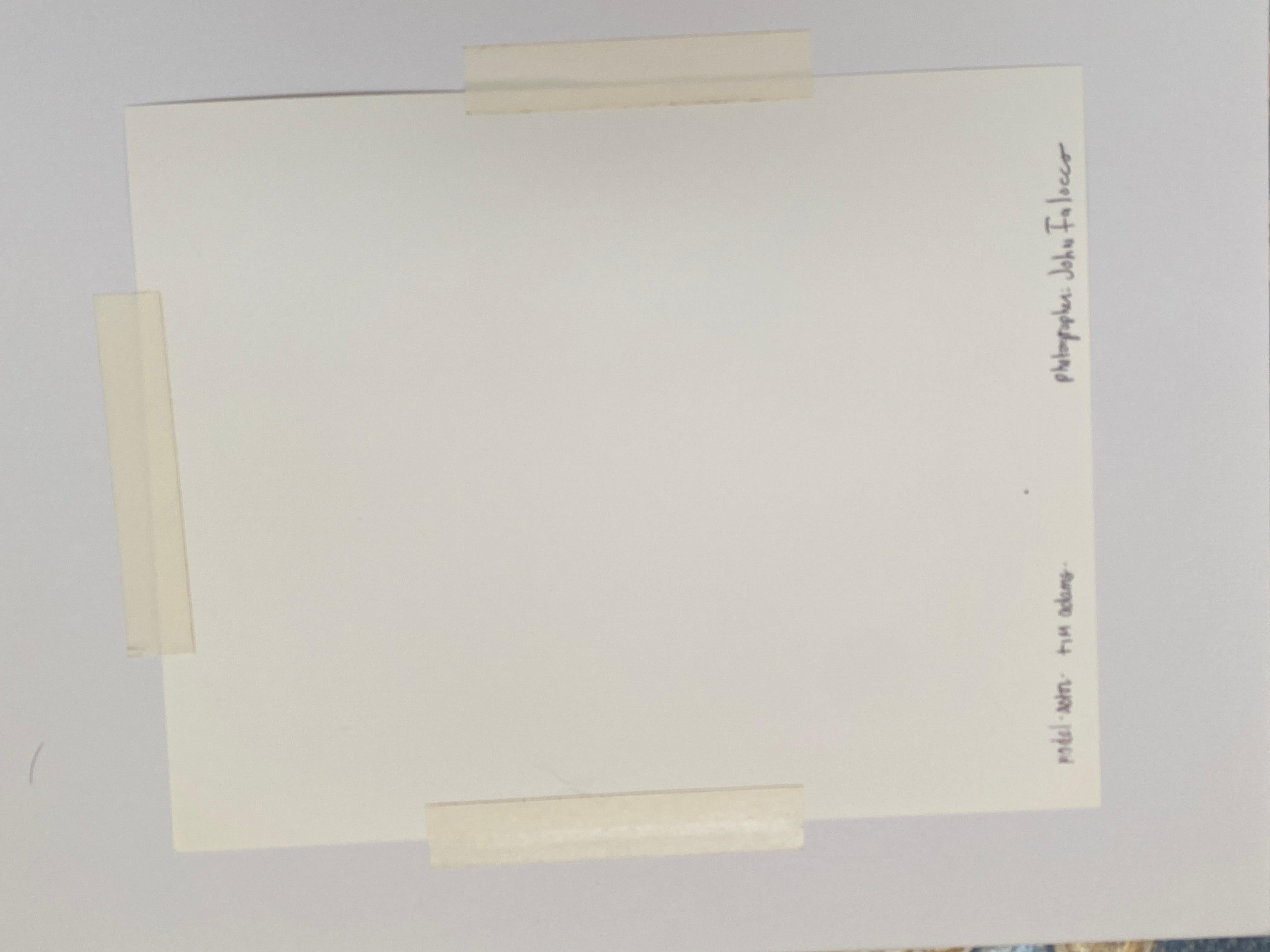 Paire de photos d'origine en noir et blanc de modèles et d'acteurs, datant des années 1990 et portant sur le physique masculin. en vente 1