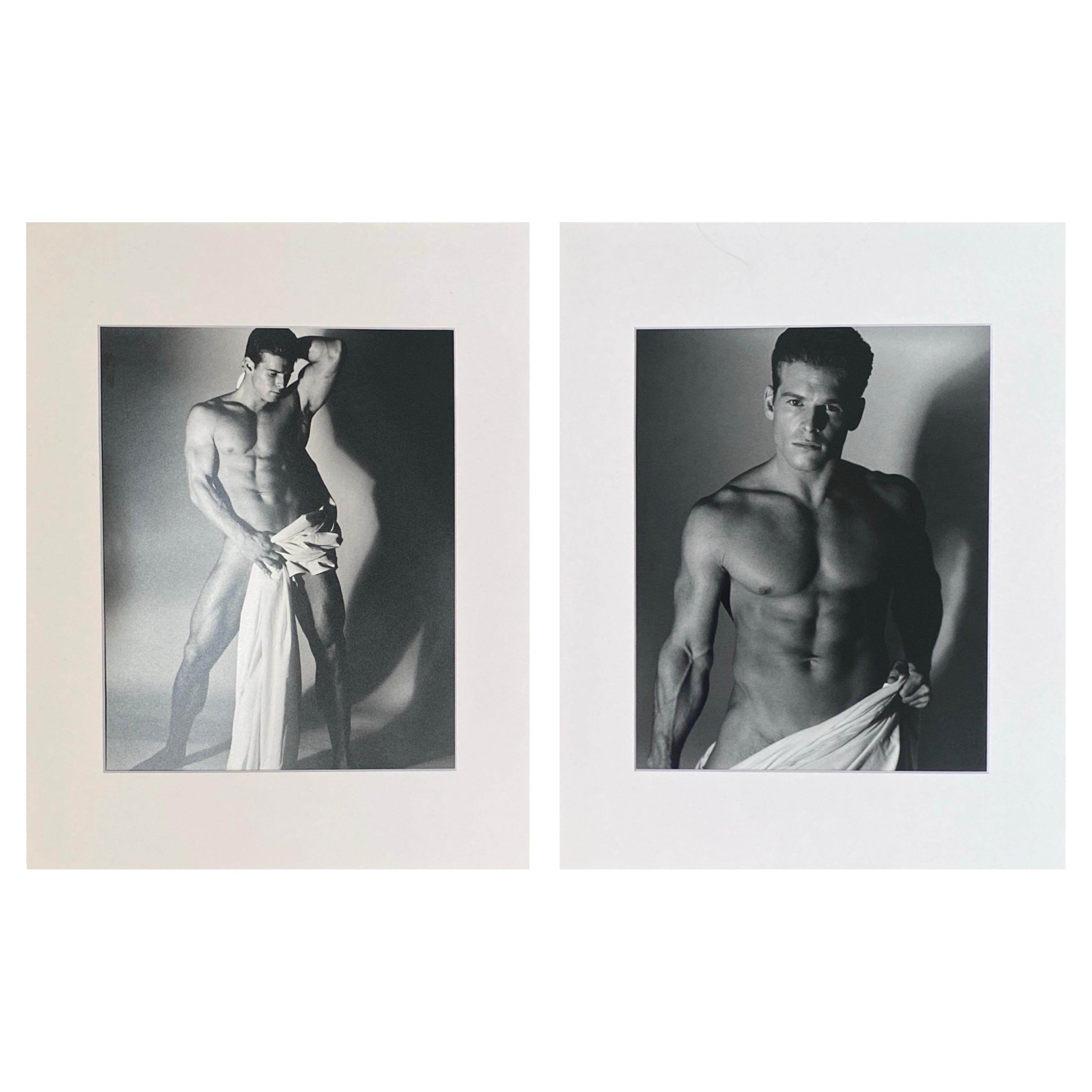 Paire de photos d
origine en noir et blanc de modèles et d
acteurs, datant des années 1990 et portant sur le physique masculin.