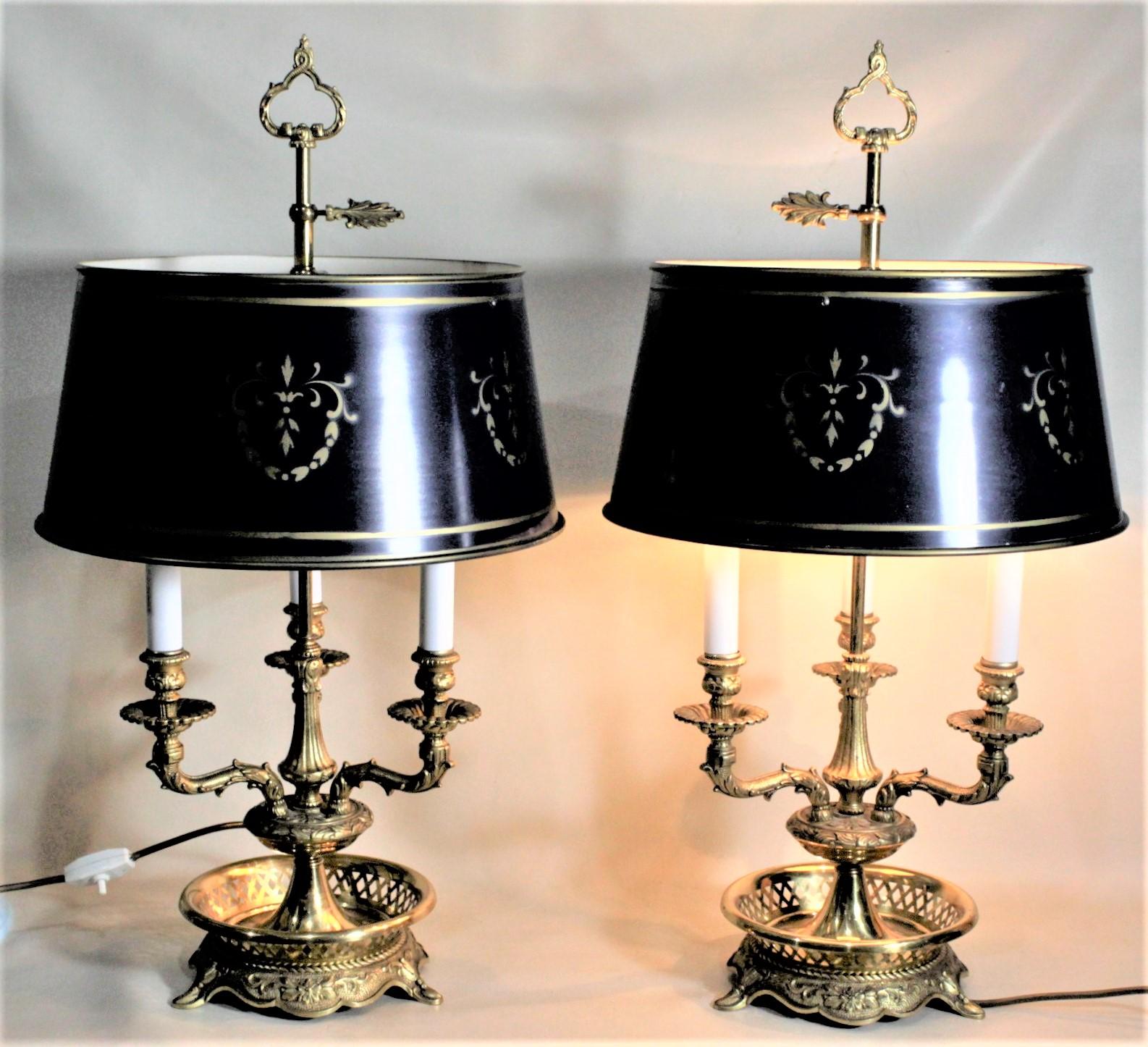 Paar Vintage-Bouillotte-Lampen aus gegossenem Messing mit 3 Armen und dunkelblauen Schirmen aus Zinn (Französische Provence)