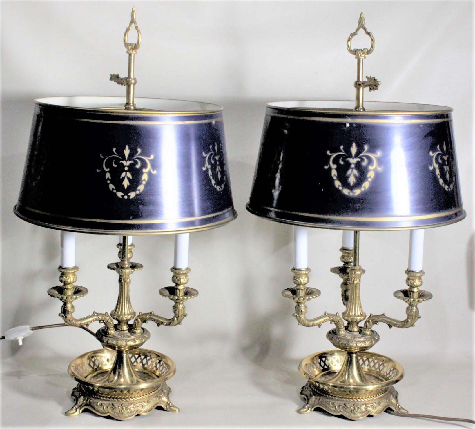Paar Vintage-Bouillotte-Lampen aus gegossenem Messing mit 3 Armen und dunkelblauen Schirmen aus Zinn (Französisch)