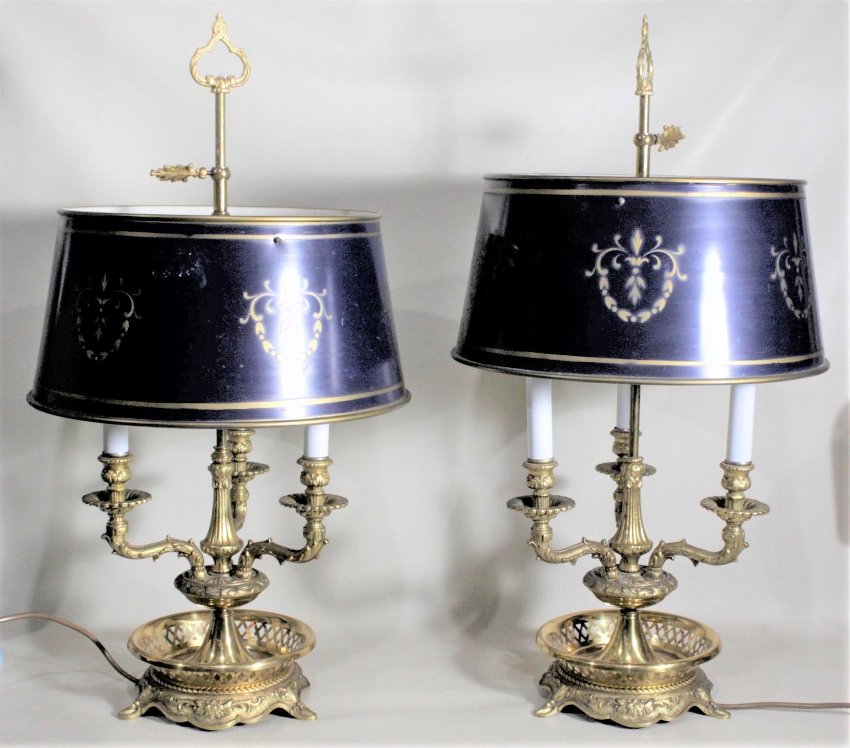Paar Vintage-Bouillotte-Lampen aus gegossenem Messing mit 3 Armen und dunkelblauen Schirmen aus Zinn (Gegossen)