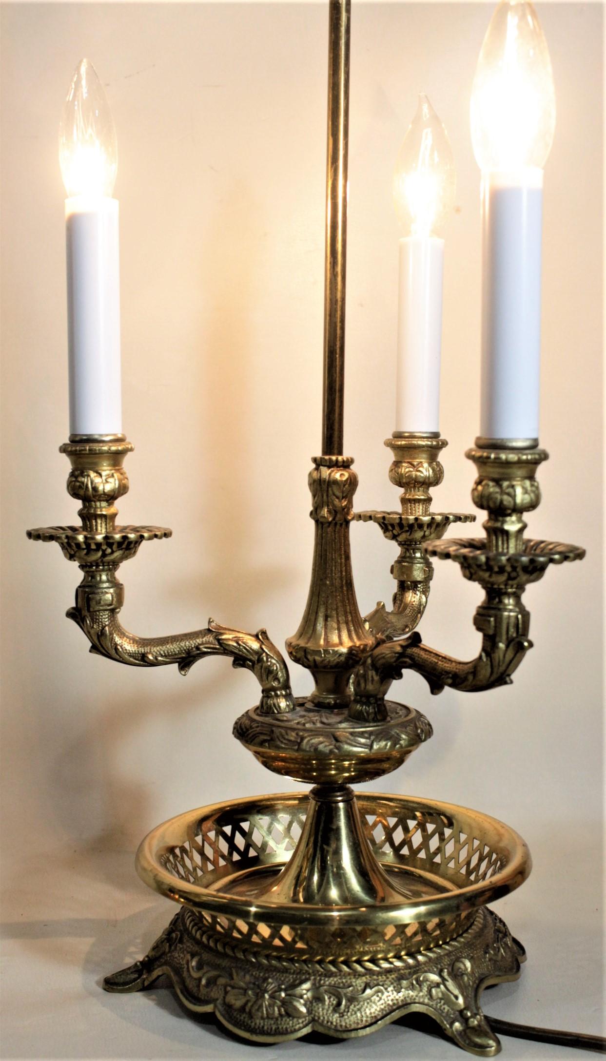 Paar Vintage-Bouillotte-Lampen aus gegossenem Messing mit 3 Armen und dunkelblauen Schirmen aus Zinn (20. Jahrhundert)