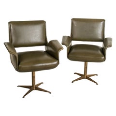 Paire de fauteuils vintage des années 50 en cuir vert et laiton de conception italienne