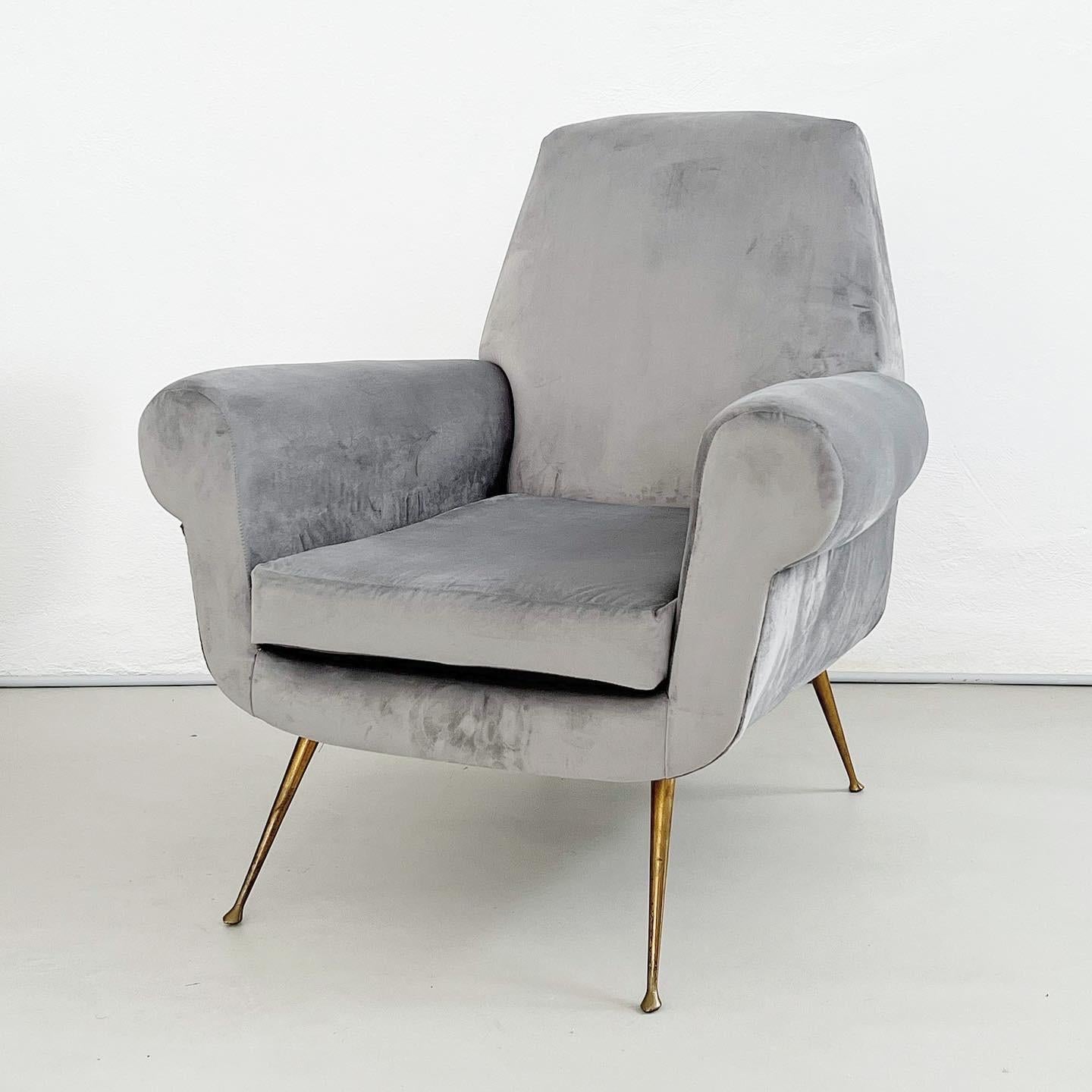 Offered for sale is a great looking and timeless armchair designed by Gigi Radice for Italian furniture brand Minotti in the 1950s. The model is one of the most recognisable creations of the celebrated italian creative, and is becoming harder and