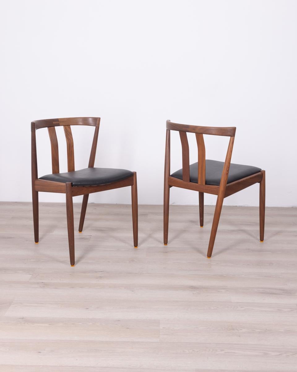 Paire de chaises avec structure en bois de teck et siège en cuir noir, design danois, années 1960.

Condit : En excellent état, le siège a été retapissé.

Dimensions : Hauteur 74 cm ; Largeur 50cm ; Profondeur 46cm

Matériaux : Bois et