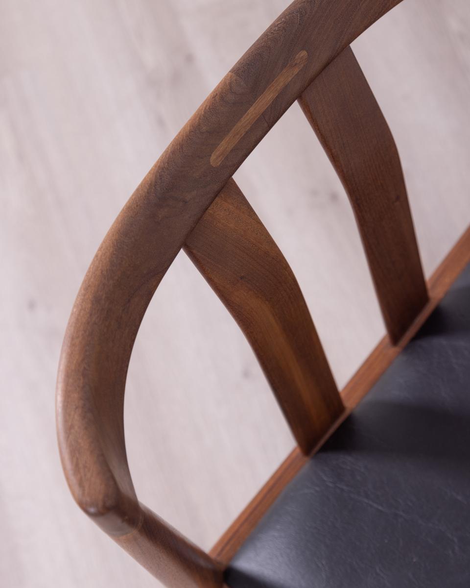 Milieu du XXe siècle Paire de chaises vintage en bois de teck et cuir de design danois des annes 60'' en vente