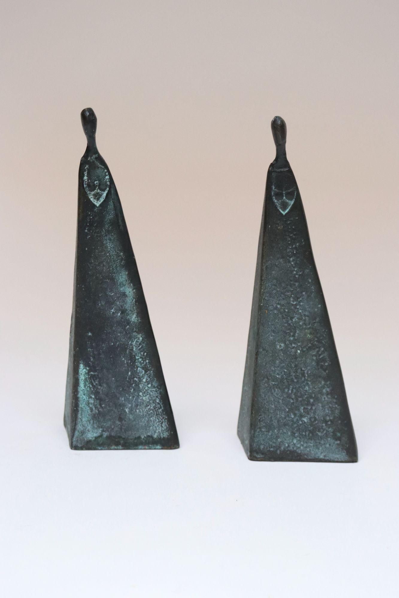 Set di due piccole sculture femminili astratte in bronzo patinato brutalista (ca. 1960).
La forma triangolare ad angolo retto permette inoltre di utilizzarli come fermalibri.
Eccellenti condizioni vintage.
Pezzi unici di design e artigianato, non