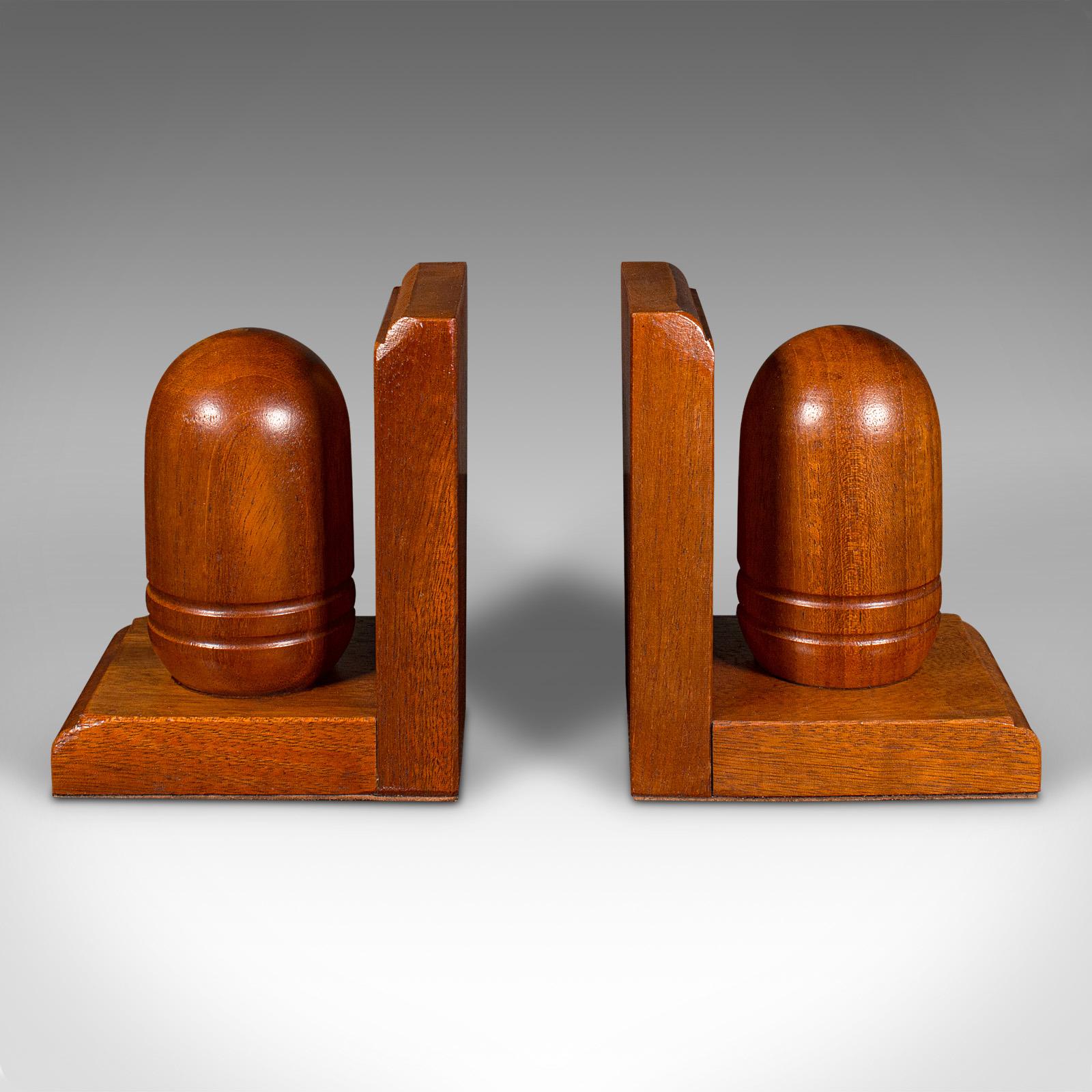 
Si tratta di una coppia di fermalibri a ghianda vintage. Un leggio decorativo inglese in mogano, risalente alla metà del XX secolo, circa 1960.

Affascinante forma tornita, una delizia per la scrivania o l'angolo dello studio
Mostra una patina