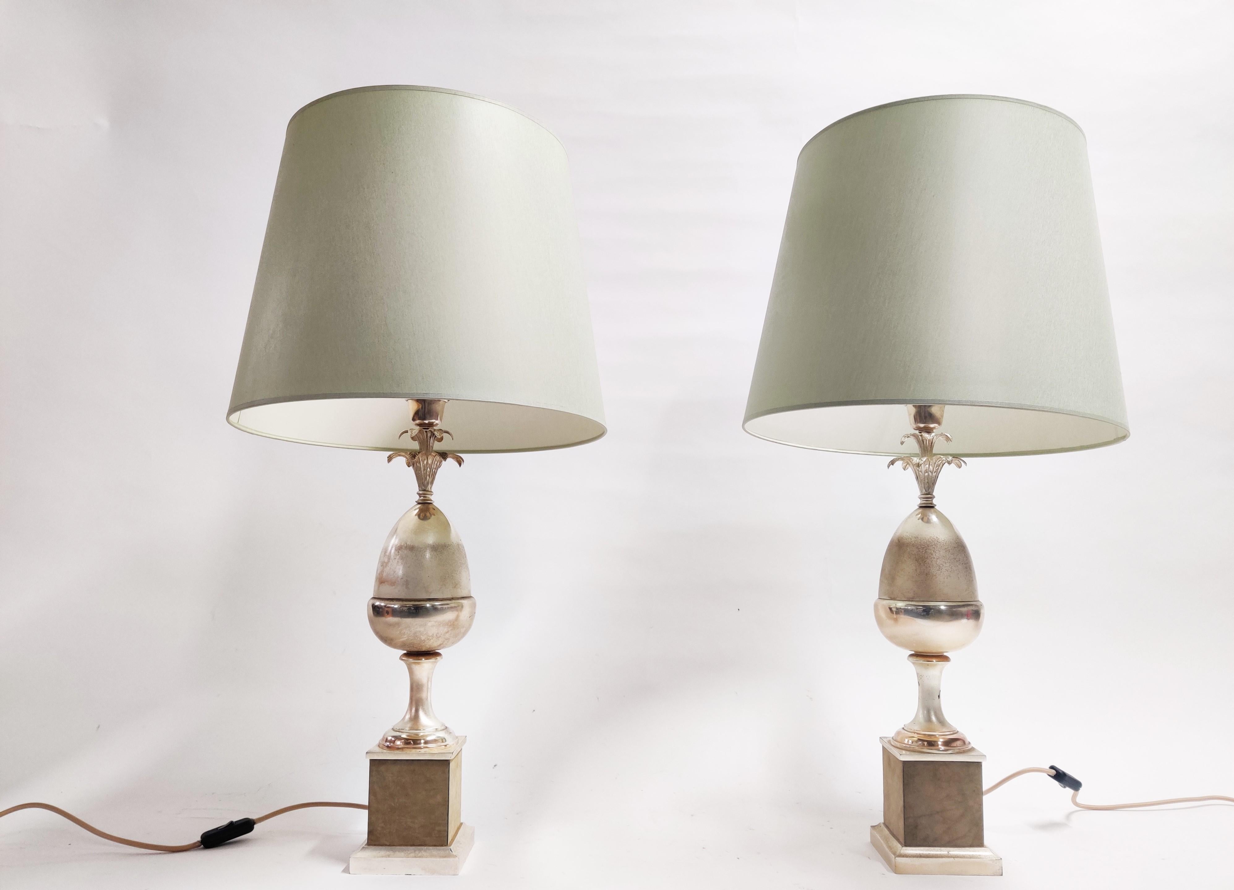 Pair of charming and natural metal acorn table lamps in the style of Maison Charles.

These table lamps are a real statement piece due to their size and beautiful patina.

They come with large olive green lamp shades.µ

The lamps works with