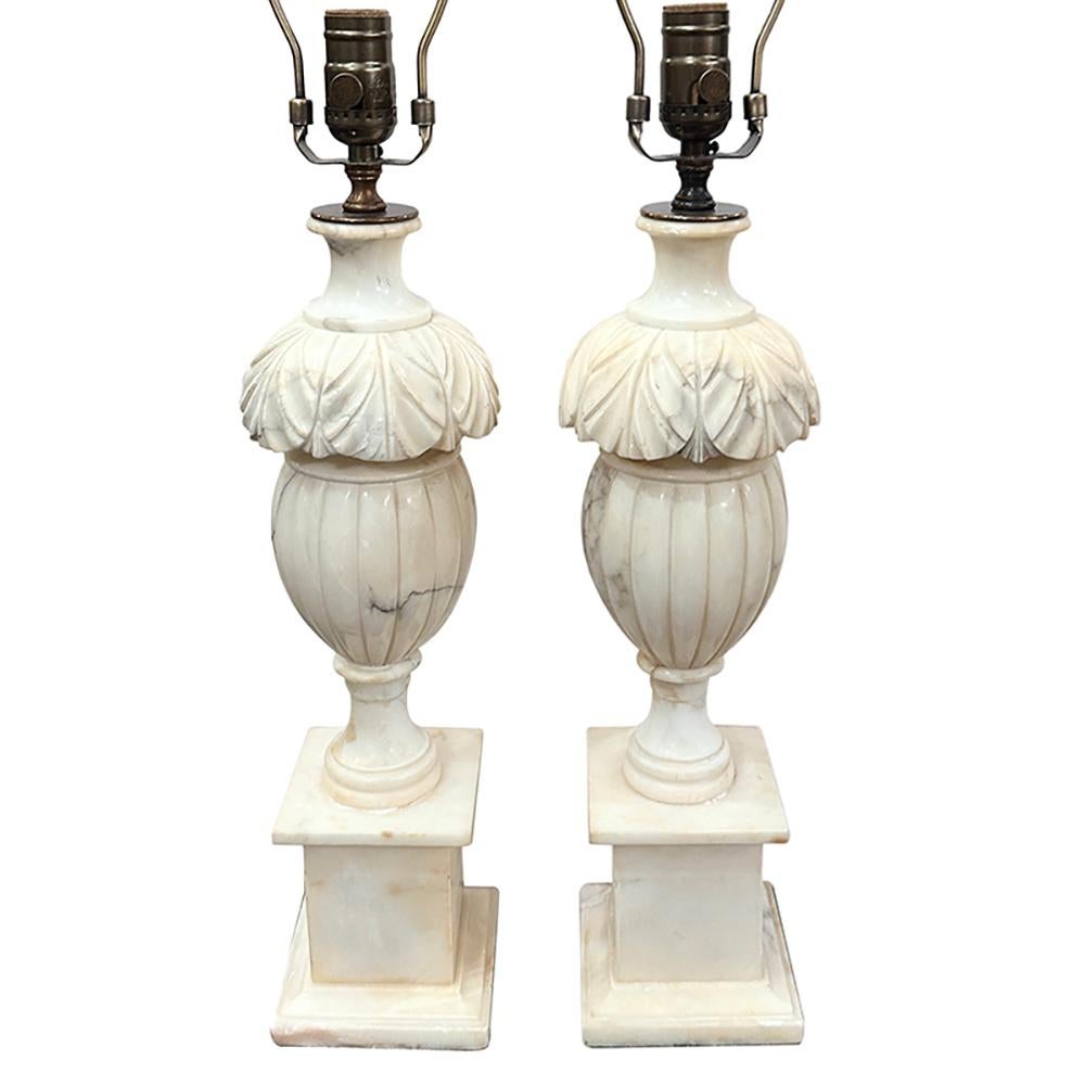 Coppia di lampade italiane in alabastro intagliato degli anni '50 circa.

Misure:
Altezza della scocca: 18