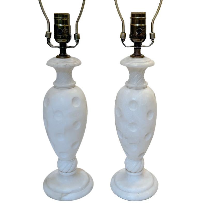 Coppia di lampade italiane in alabastro intagliato degli anni '60.

Misure:
Altezza del corpo: 12,25
Altezza del paralume: 21
