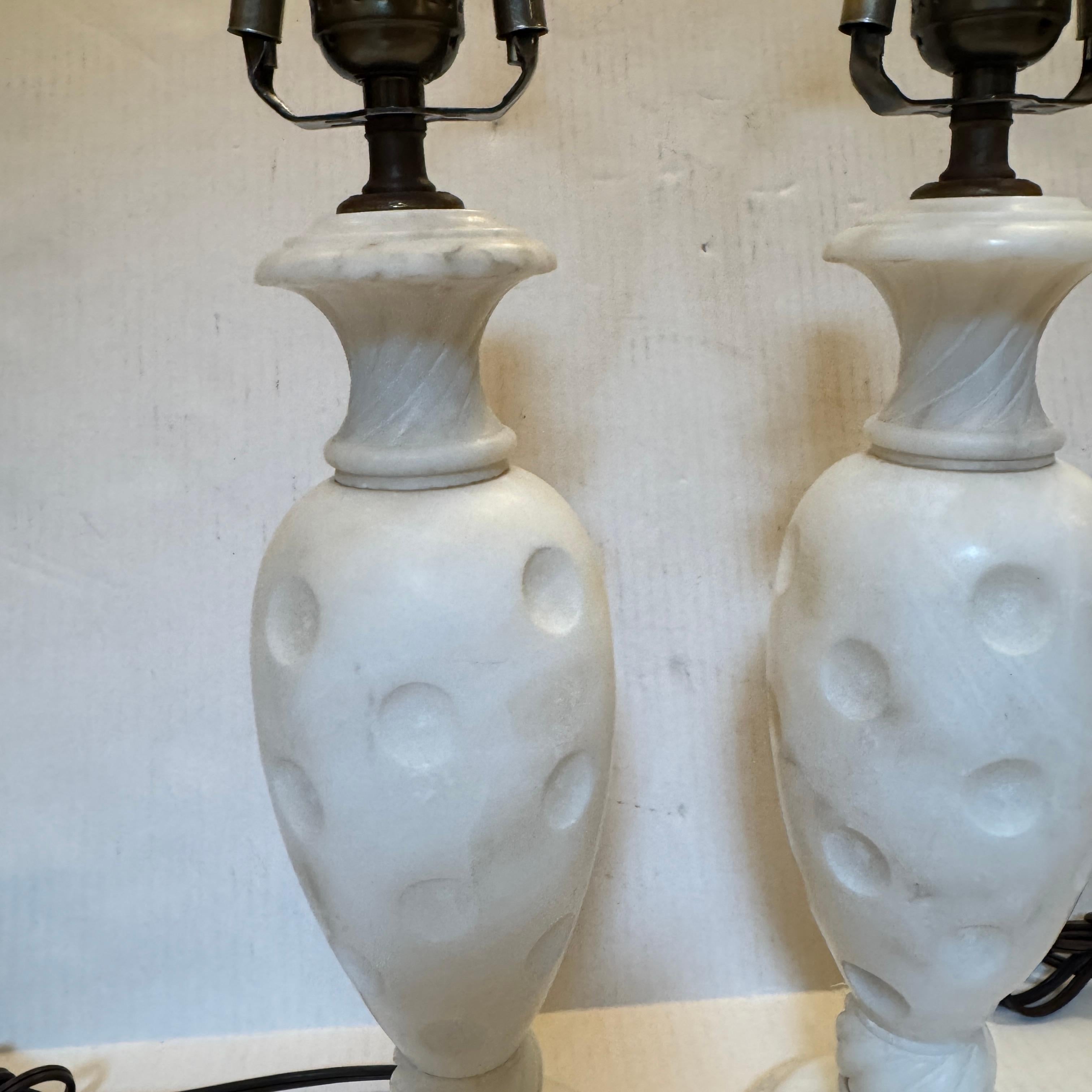 Italiano Coppia di lampade in alabastro d'epoca in vendita