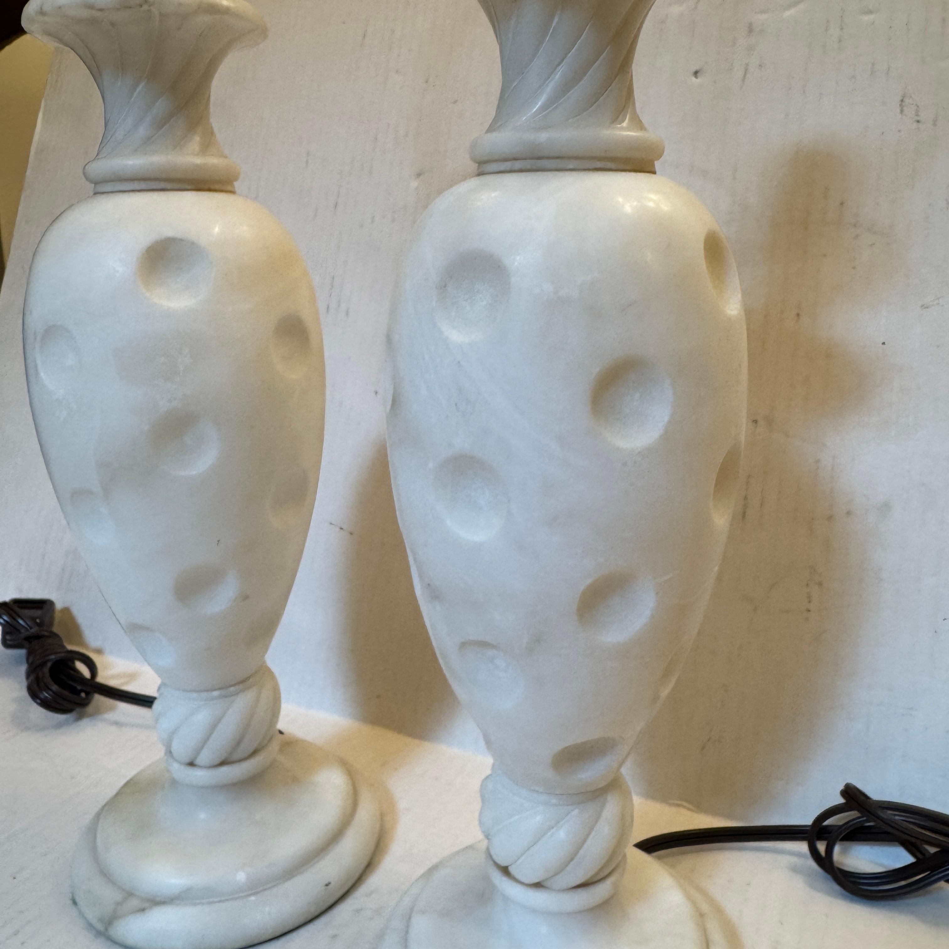Coppia di lampade in alabastro d'epoca In condizioni buone in vendita a New York, NY