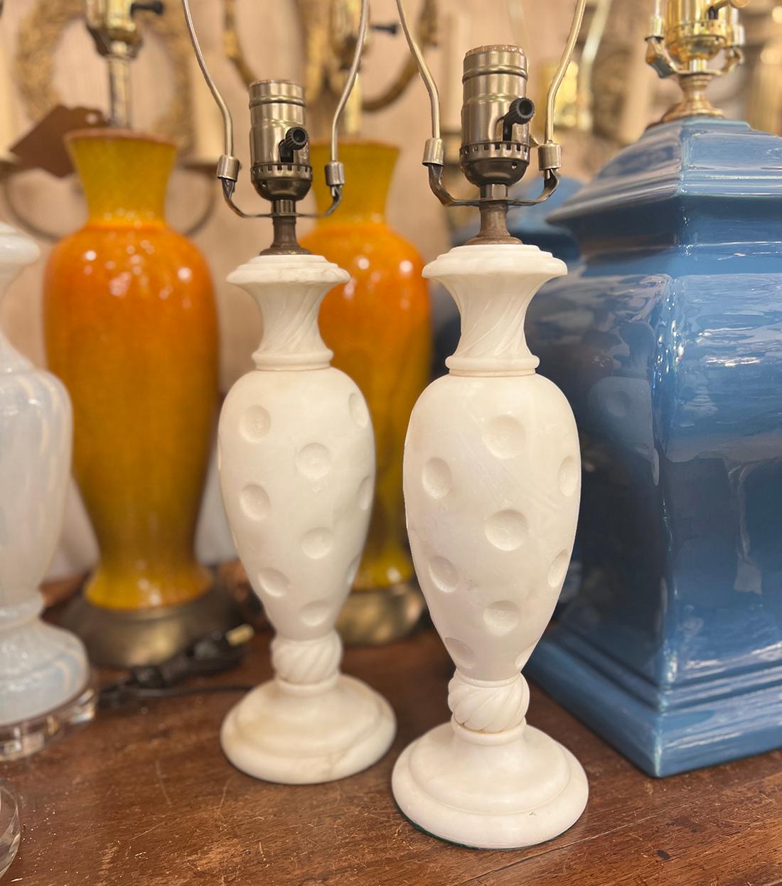 Coppia di lampade in alabastro d'epoca in vendita 1