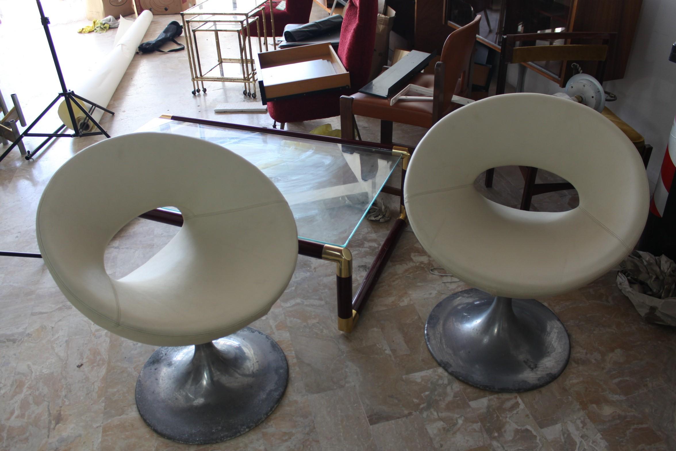 pair of vintage aluminum cast leather eco chairs In Good Condition For Sale In Medesano, IT