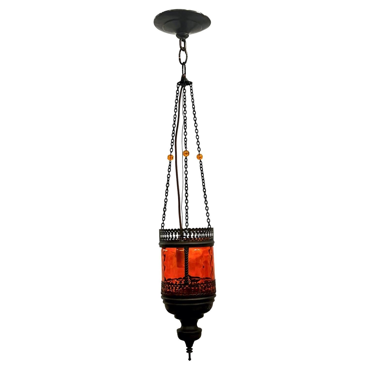 Paire appariée de lanternes en verre ambré américain des années 1930, avec raccords en bronze patiné. Vendu à l'unité.

Mesures :
Chute : 29