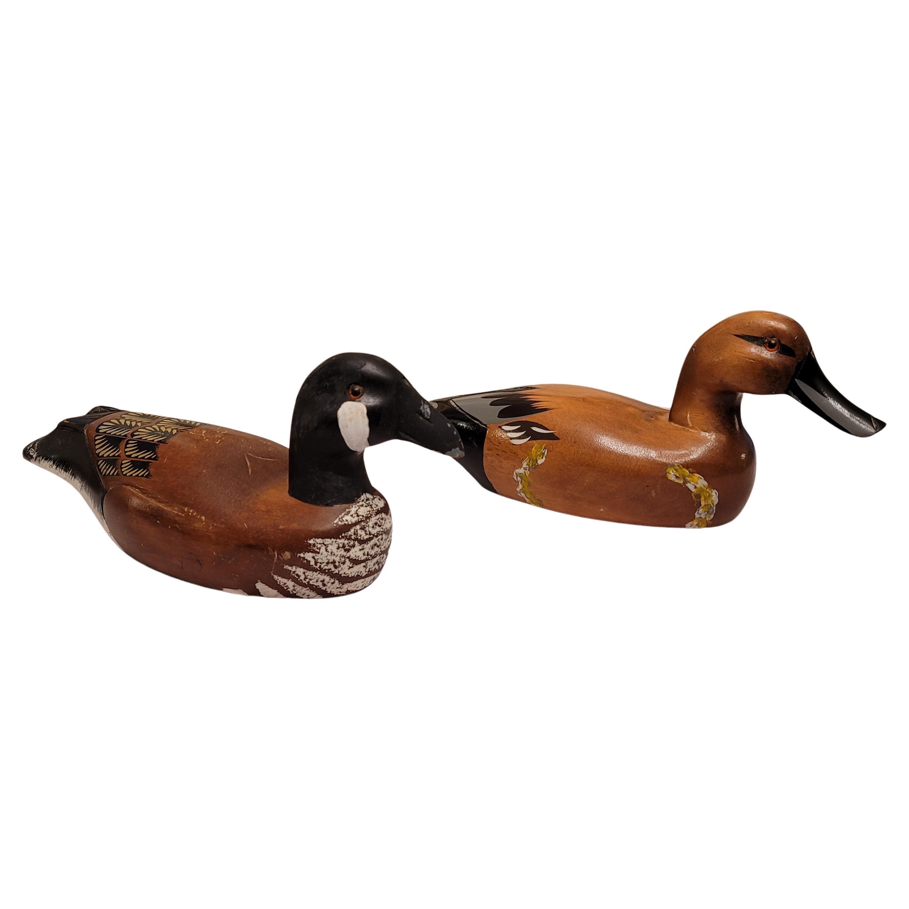 Paar amerikanische handgefertigte und bemalte Deko-Duck-Decoys im Vintage-Stil