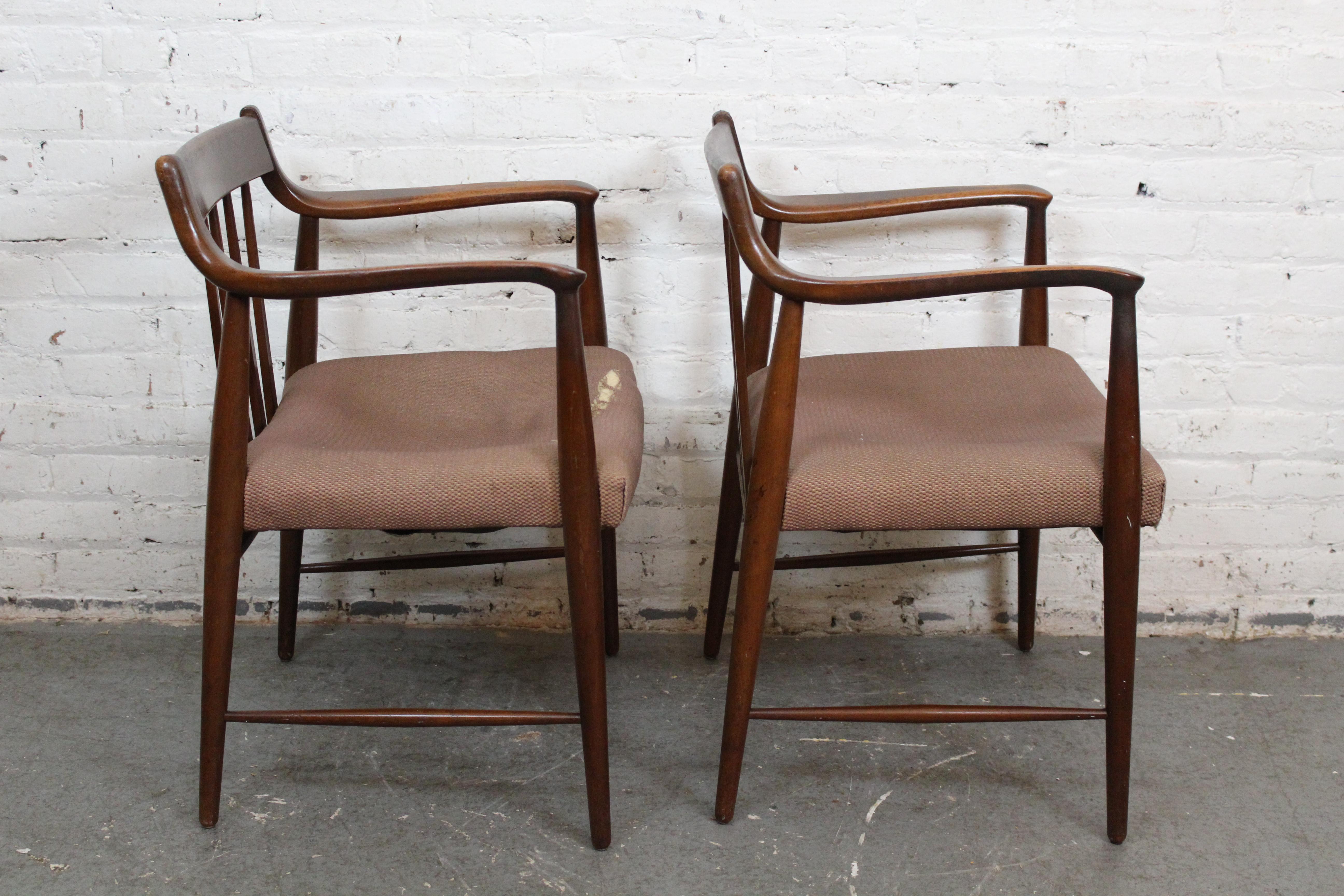 Carved Pair of Vintage American Walnut Armchairs by Heritage Henredon For Sale