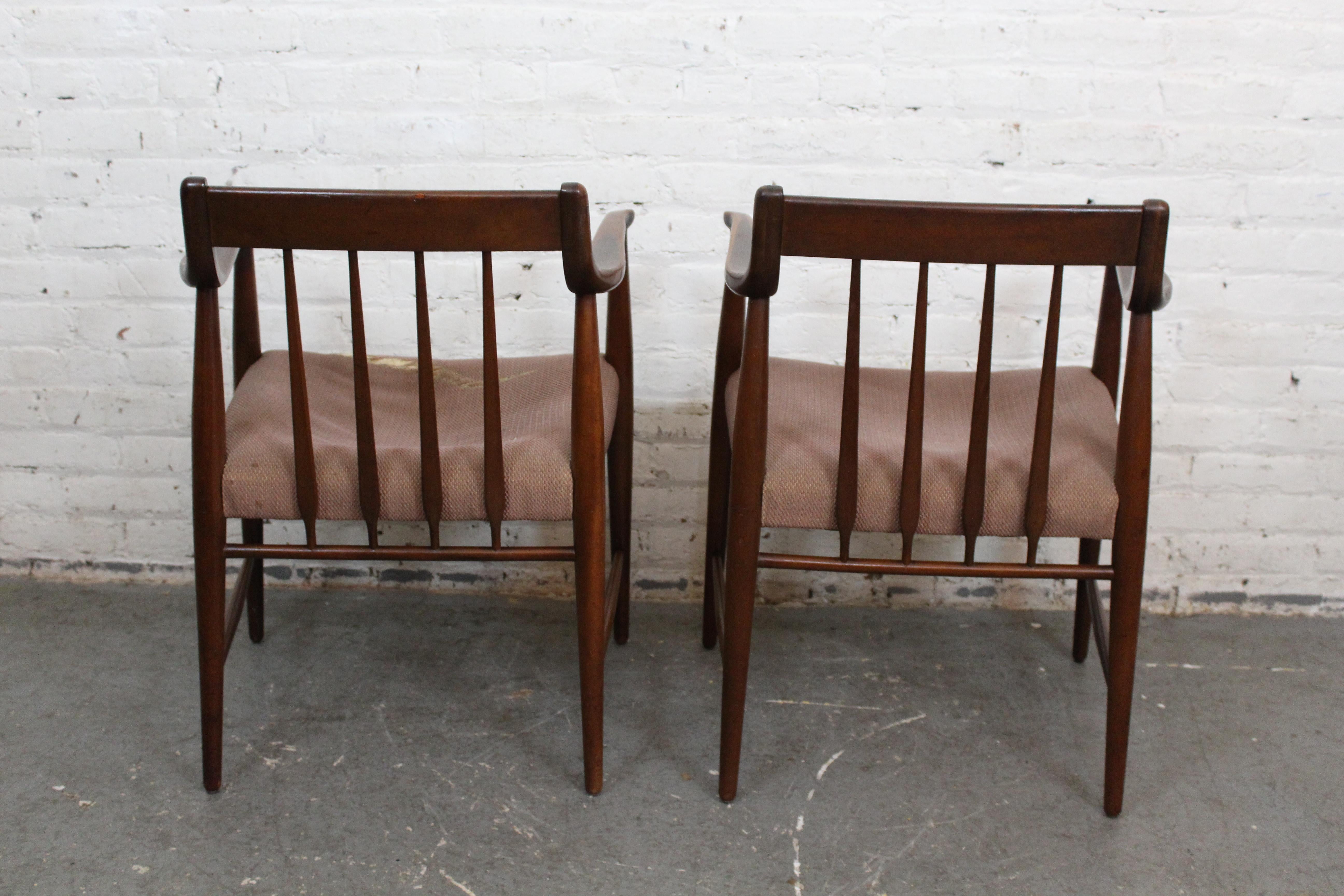 Pair of Vintage American Walnut Armchairs by Heritage Henredon In Good Condition For Sale In Brooklyn, NY