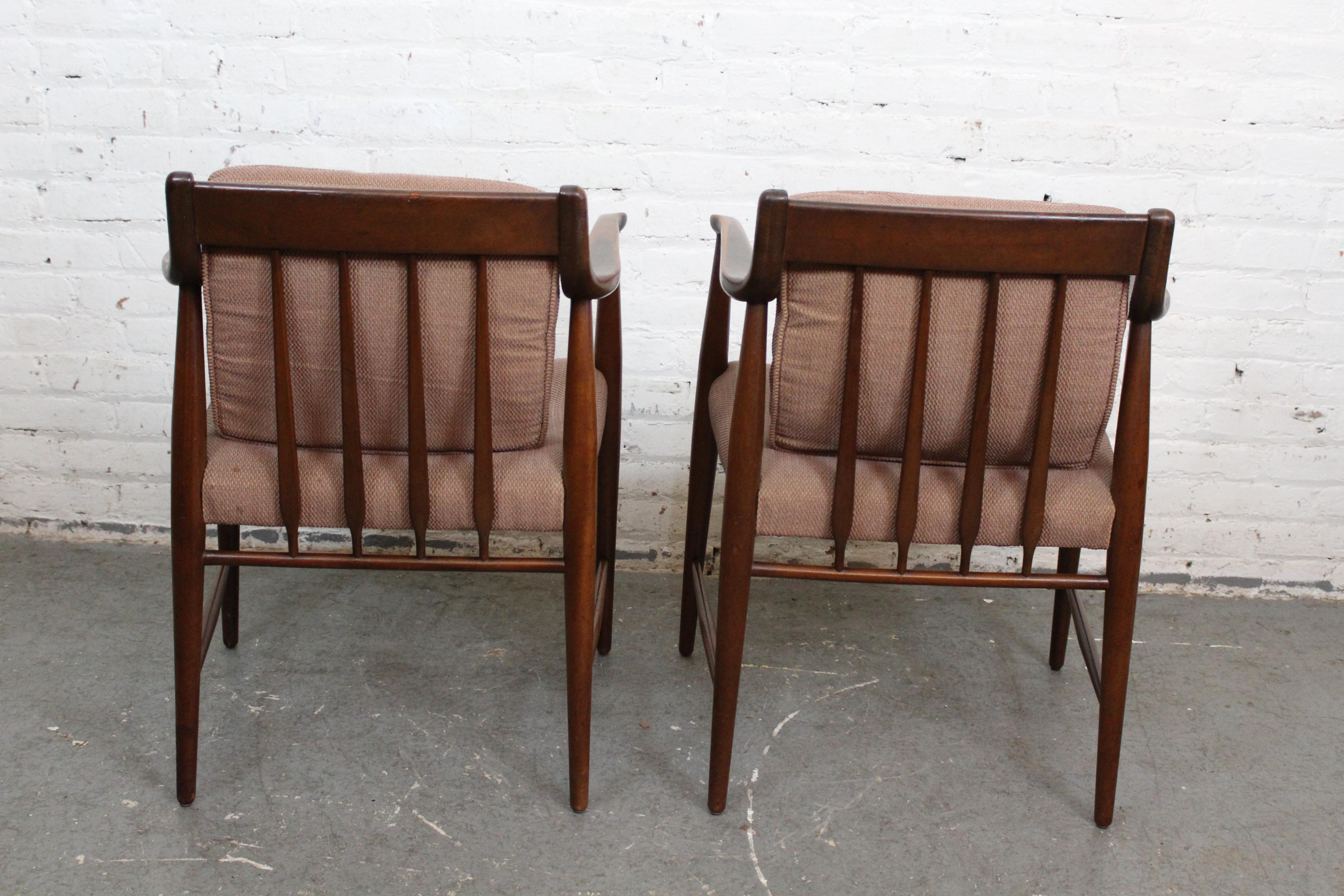 20th Century Pair of Vintage American Walnut Armchairs by Heritage Henredon For Sale