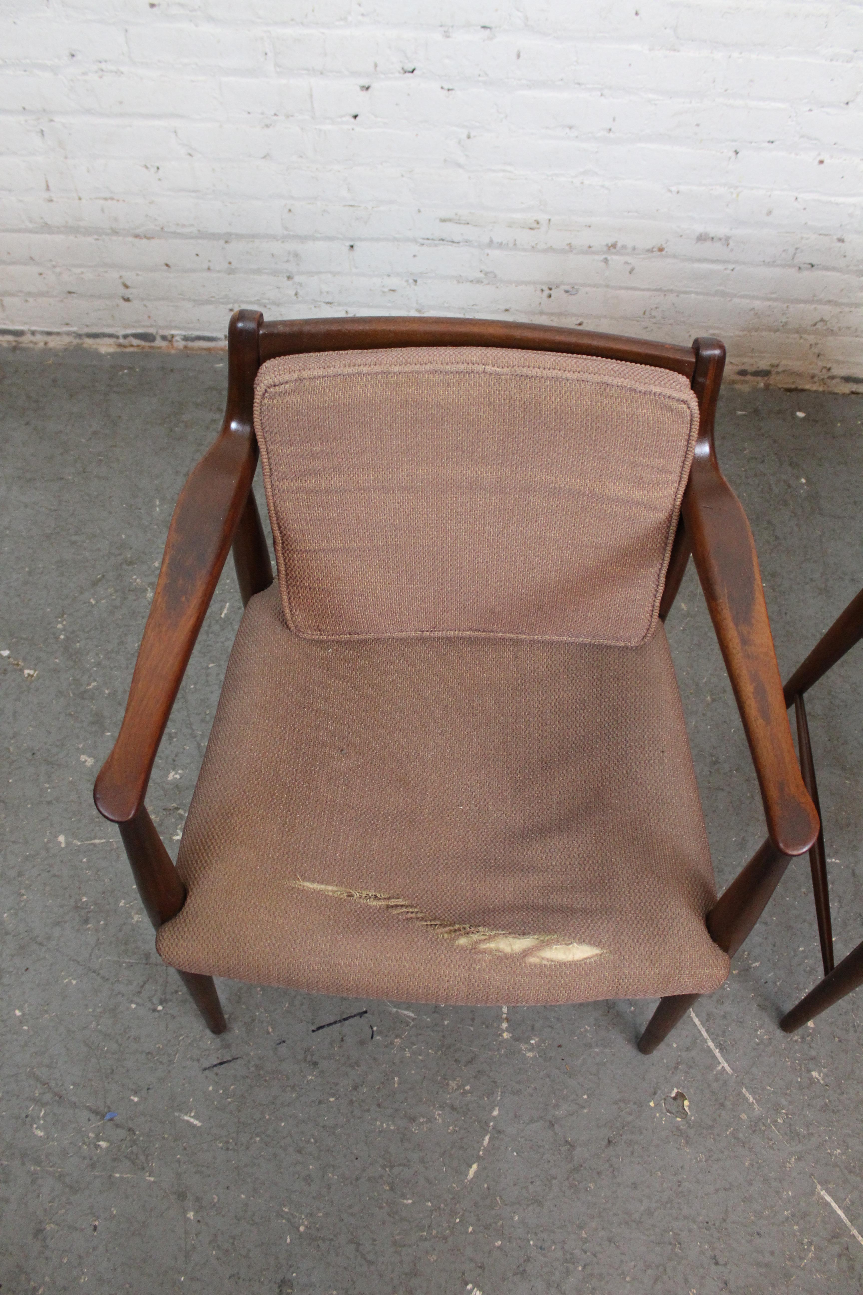 Pair of Vintage American Walnut Armchairs by Heritage Henredon For Sale 1