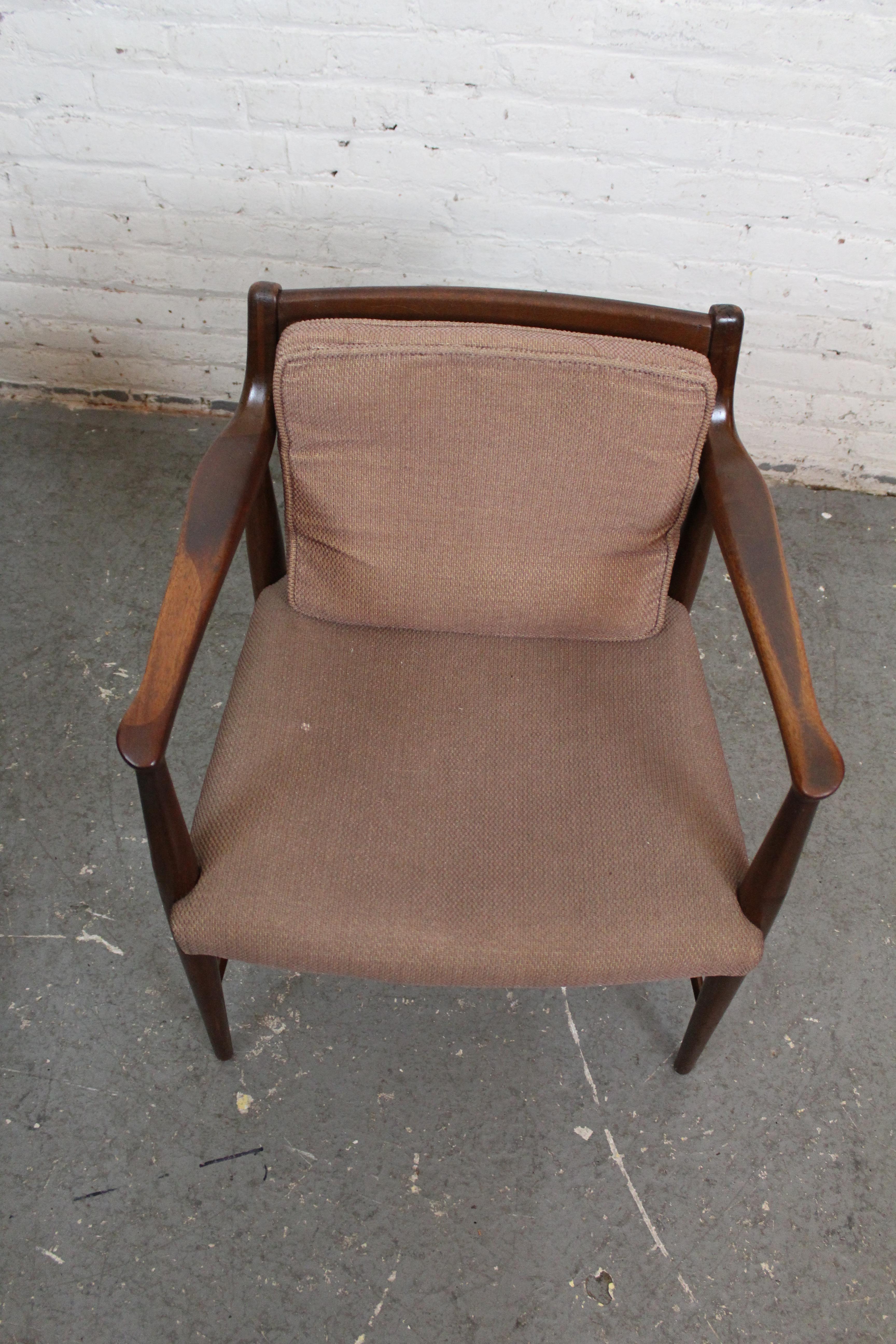 Pair of Vintage American Walnut Armchairs by Heritage Henredon For Sale 2