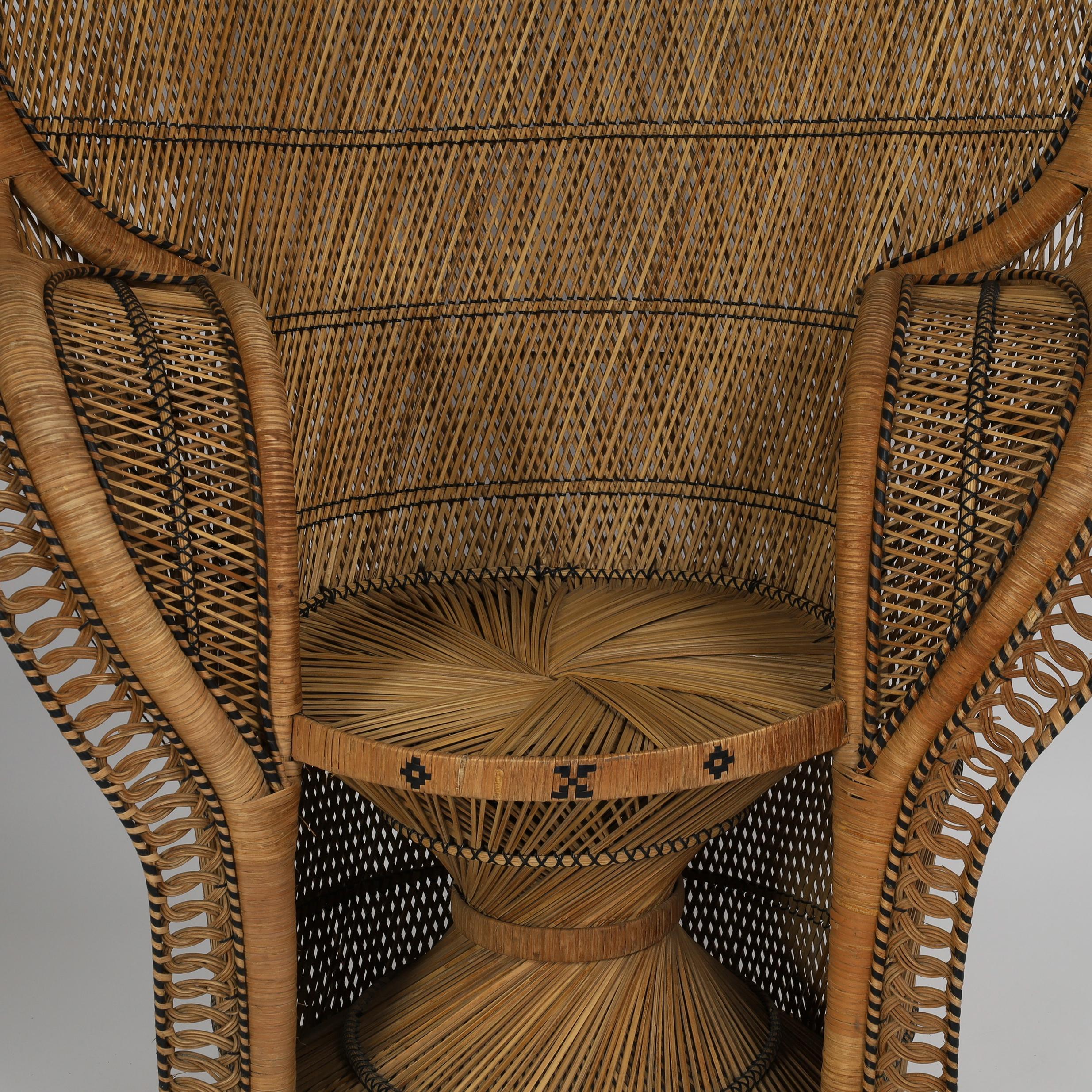 Pareja de sillas de pavo real de época angloindia con otomanas a juego en venta 2