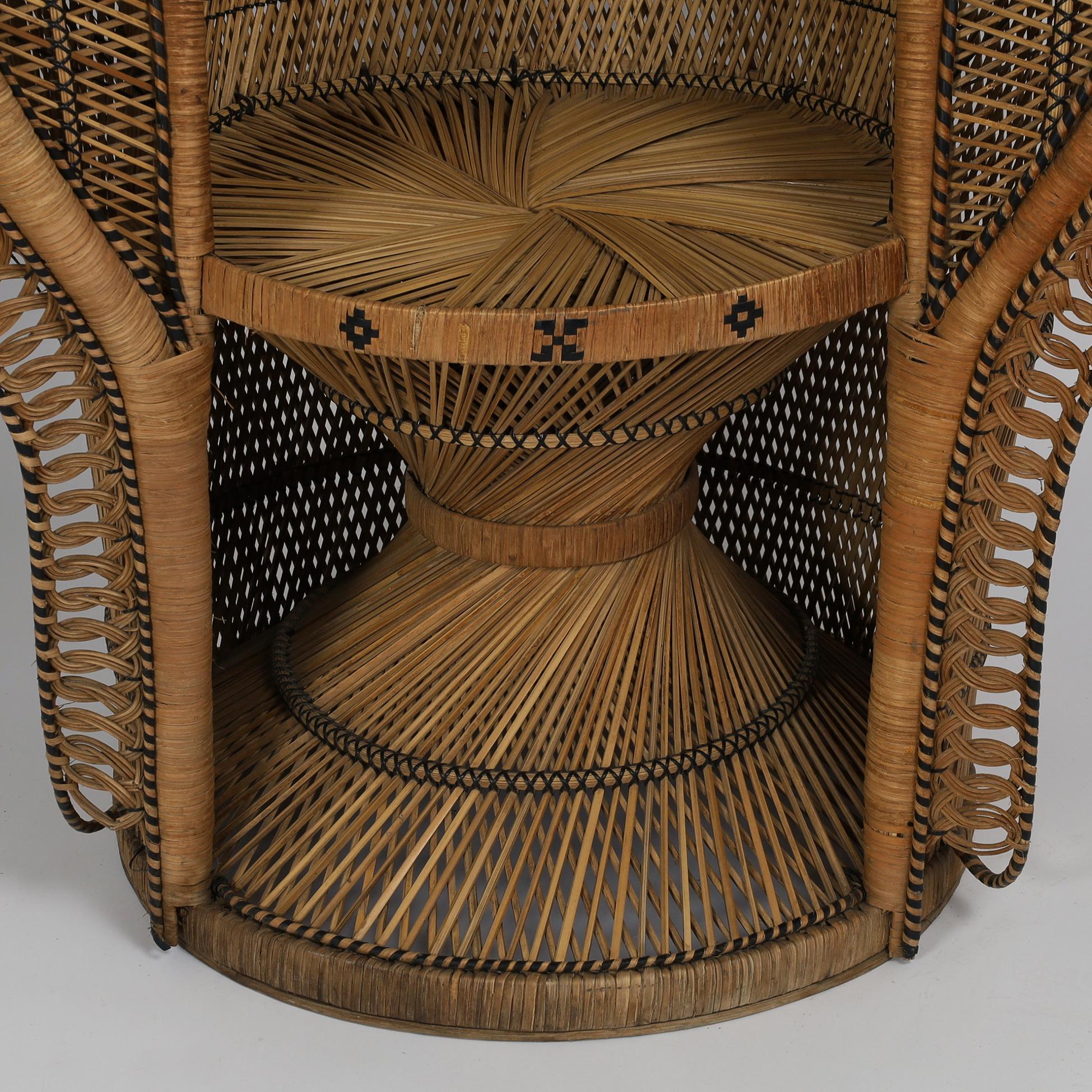 Pareja de sillas de pavo real de época angloindia con otomanas a juego en venta 3
