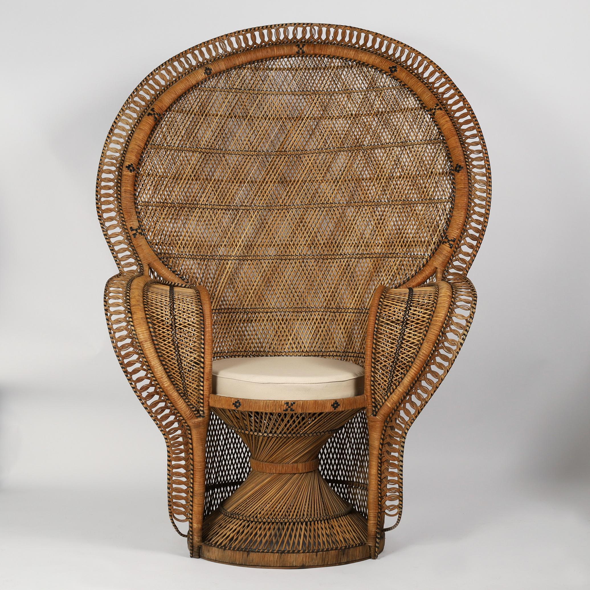 Transportadora pareja de sillas de pavo real de estilo colonial británico de mediados de siglo, fabricadas a mano de forma clásica con mimbre de caña y palo en múltiples patrones tejidos, con otomanas a juego. 

H: 63 A: 45,5 D: 19
Taburetes: H: 19