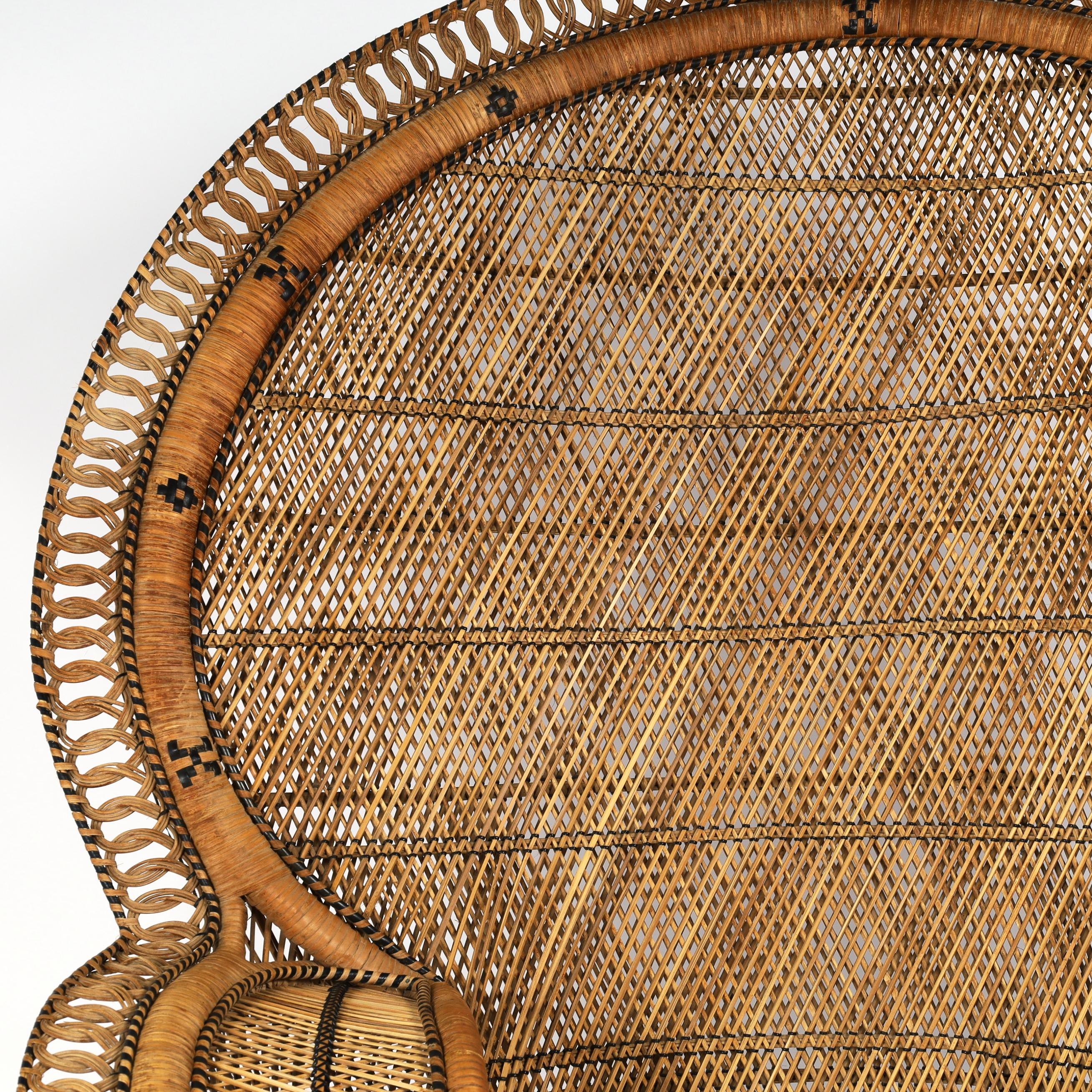 Pareja de sillas de pavo real de época angloindia con otomanas a juego Angloindio en venta